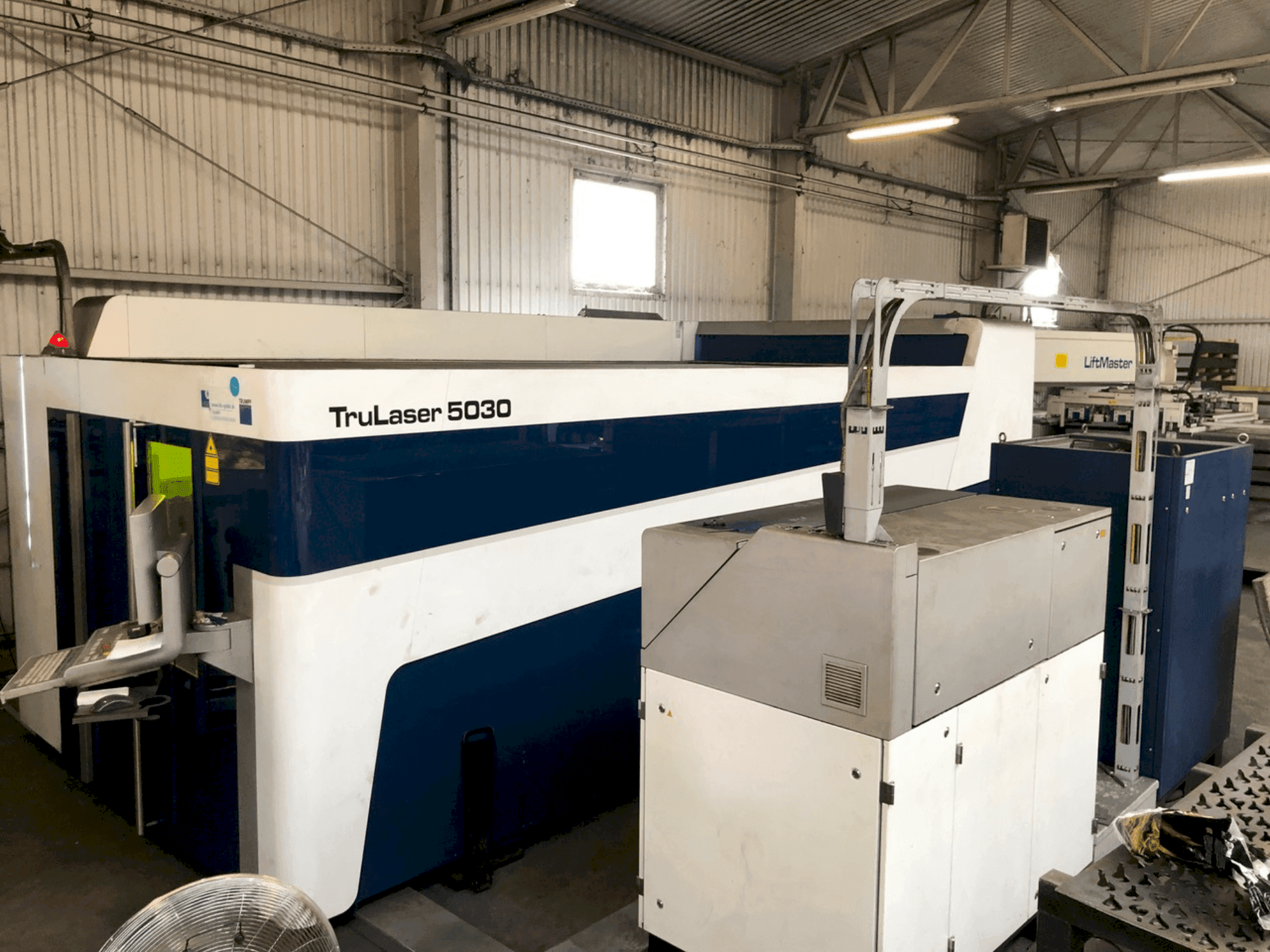 Вид станка TRUMPF Trulaser 5030 Fiber  спереди