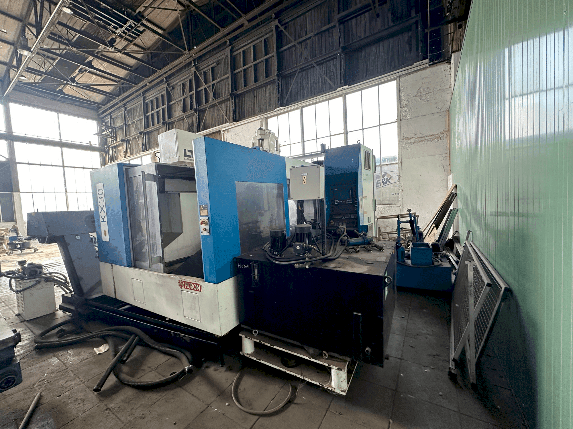 Вид станка Huron KX30  спереди