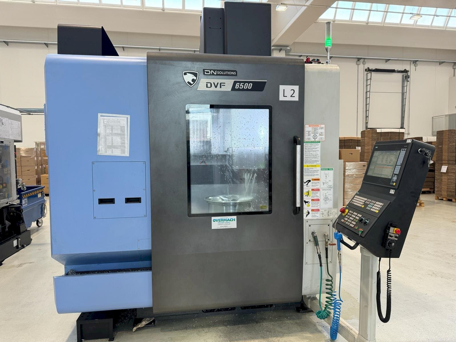 Вид станка DN SOLUTIONS DVF 6500  спереди
