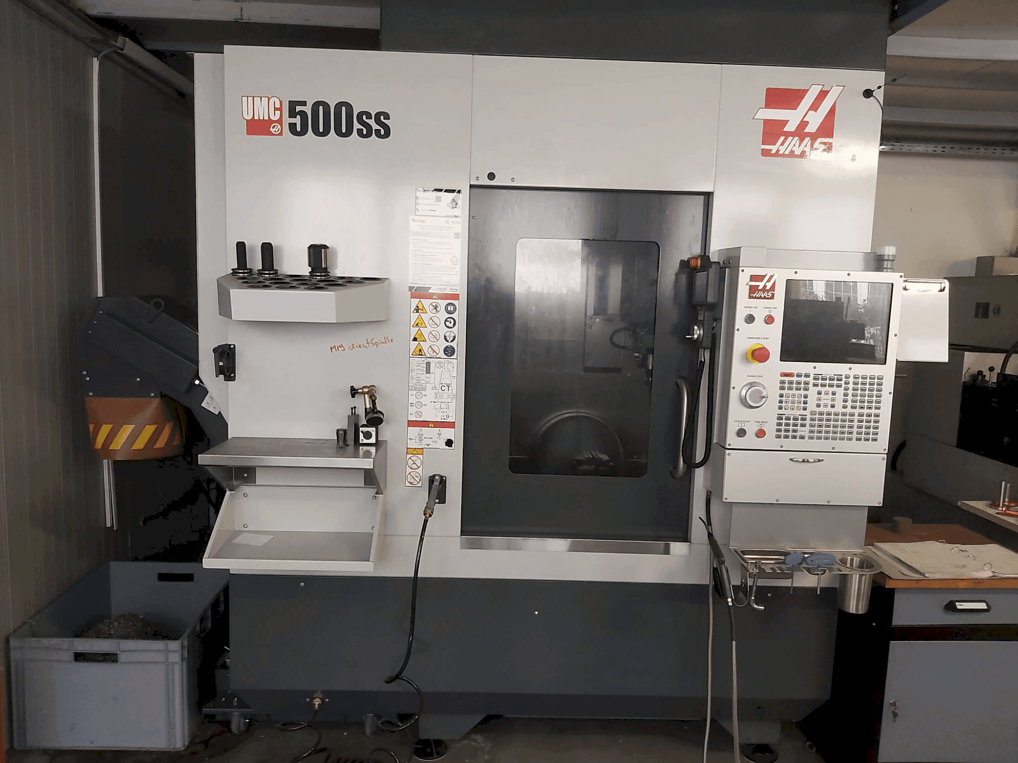 Вид станка HAAS UMC-500SS  спереди