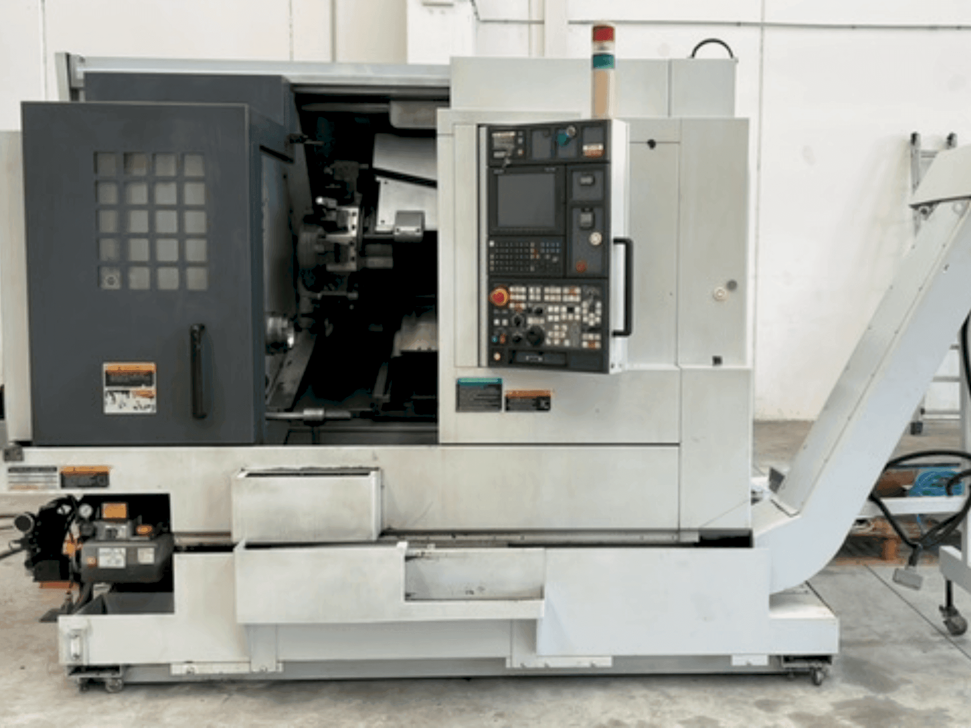 Вид станка MORI SEIKI NL 2000Y/500  спереди