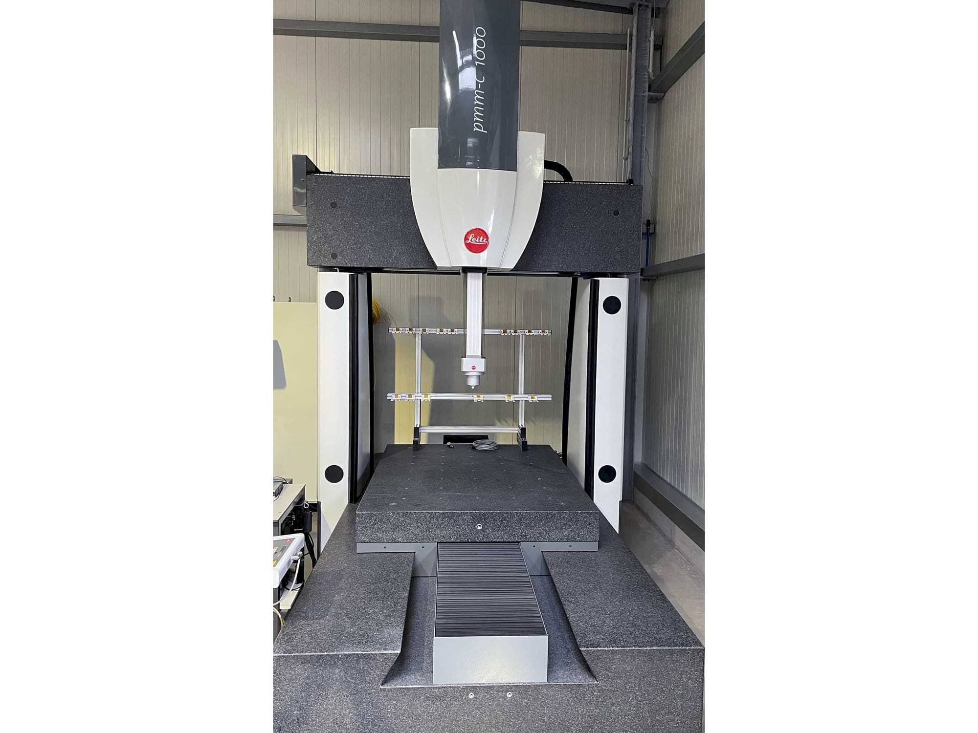 Вид станка Hexagon PMM-C 1000  спереди