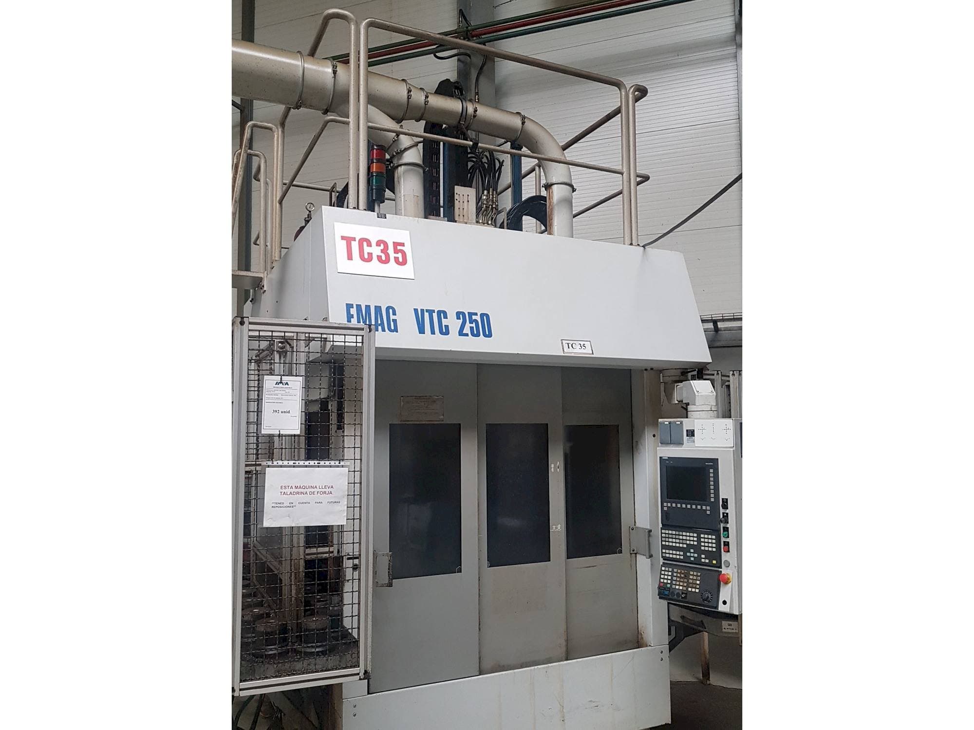 Вид станка EMAG VTC 250  спереди