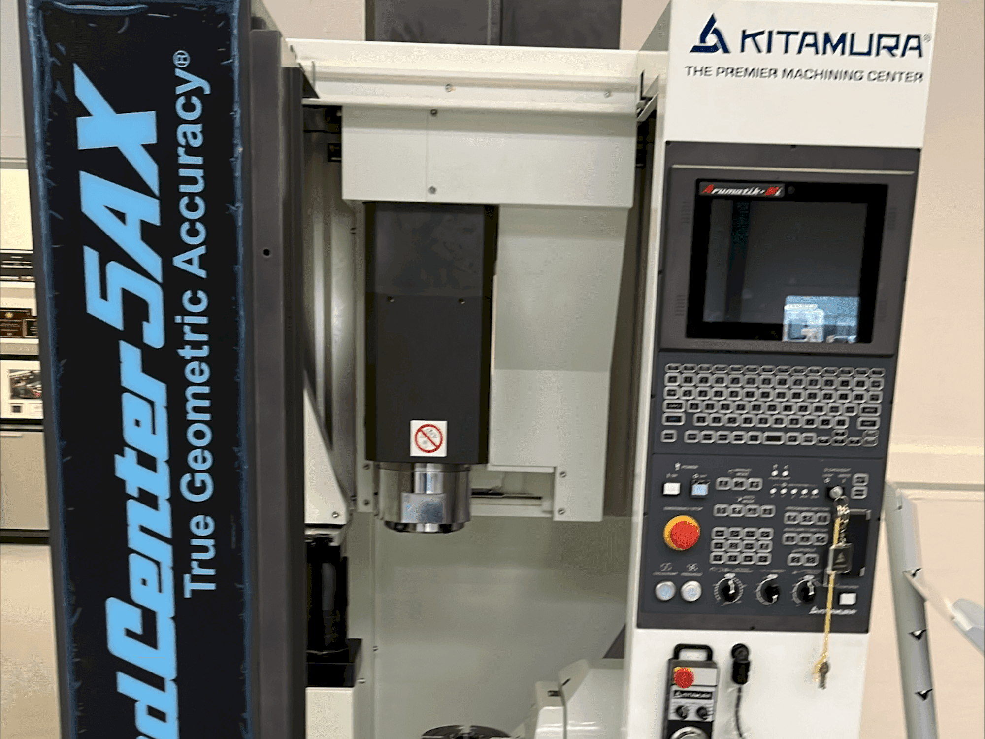 Вид станка Kitamura Medcenter 5AX  спереди