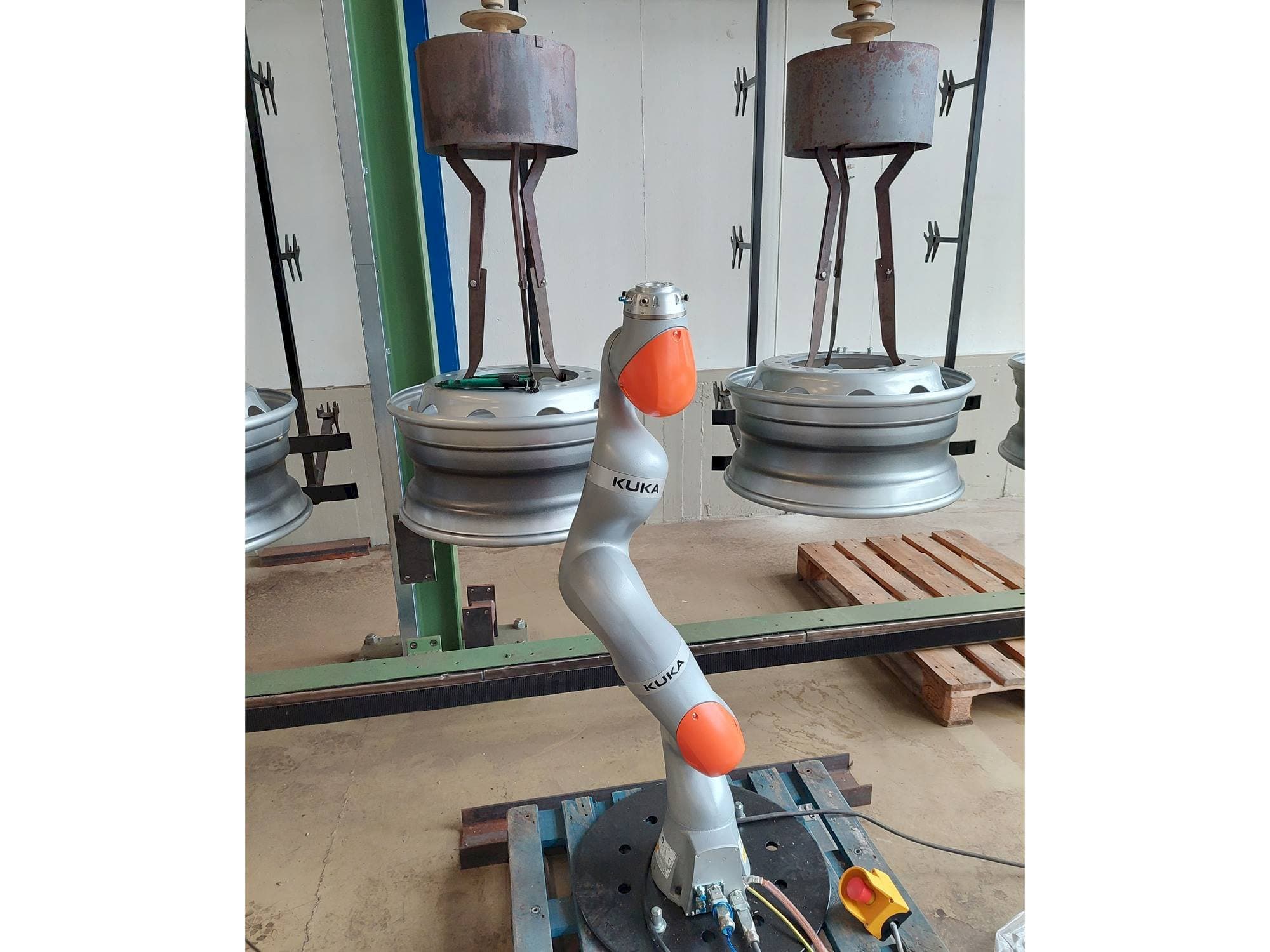 Вид станка KUKA LBR iiwa 7  спереди