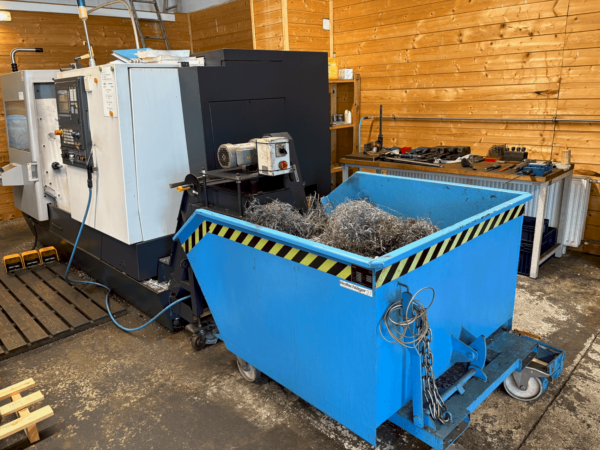 Вид станка HWACHEON Cutex 240  спереди