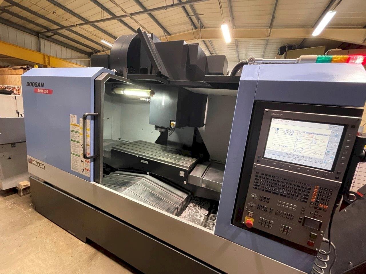 Вид станка Doosan DNM650  спереди