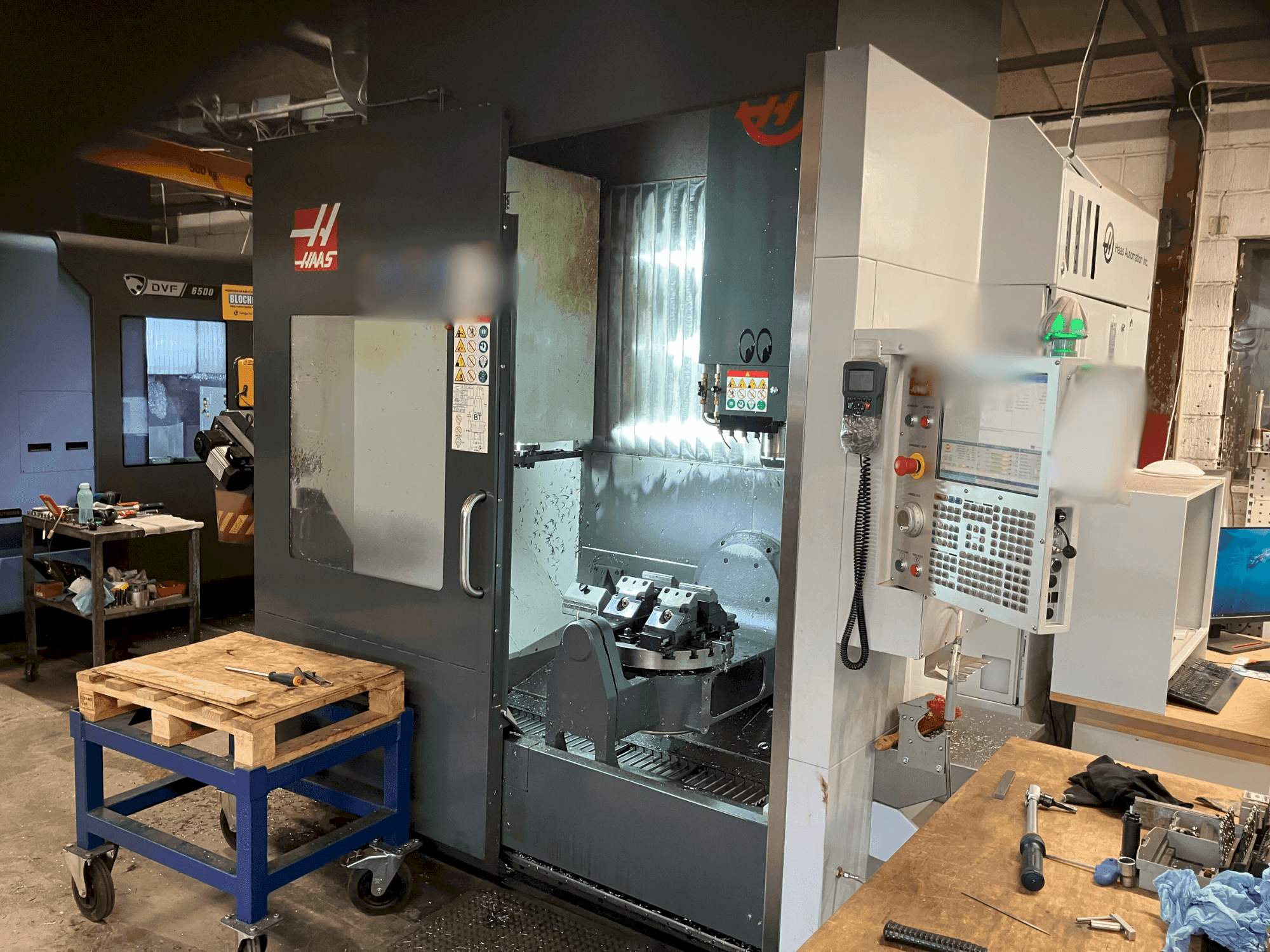 Вид станка HAAS UMC-750  спереди