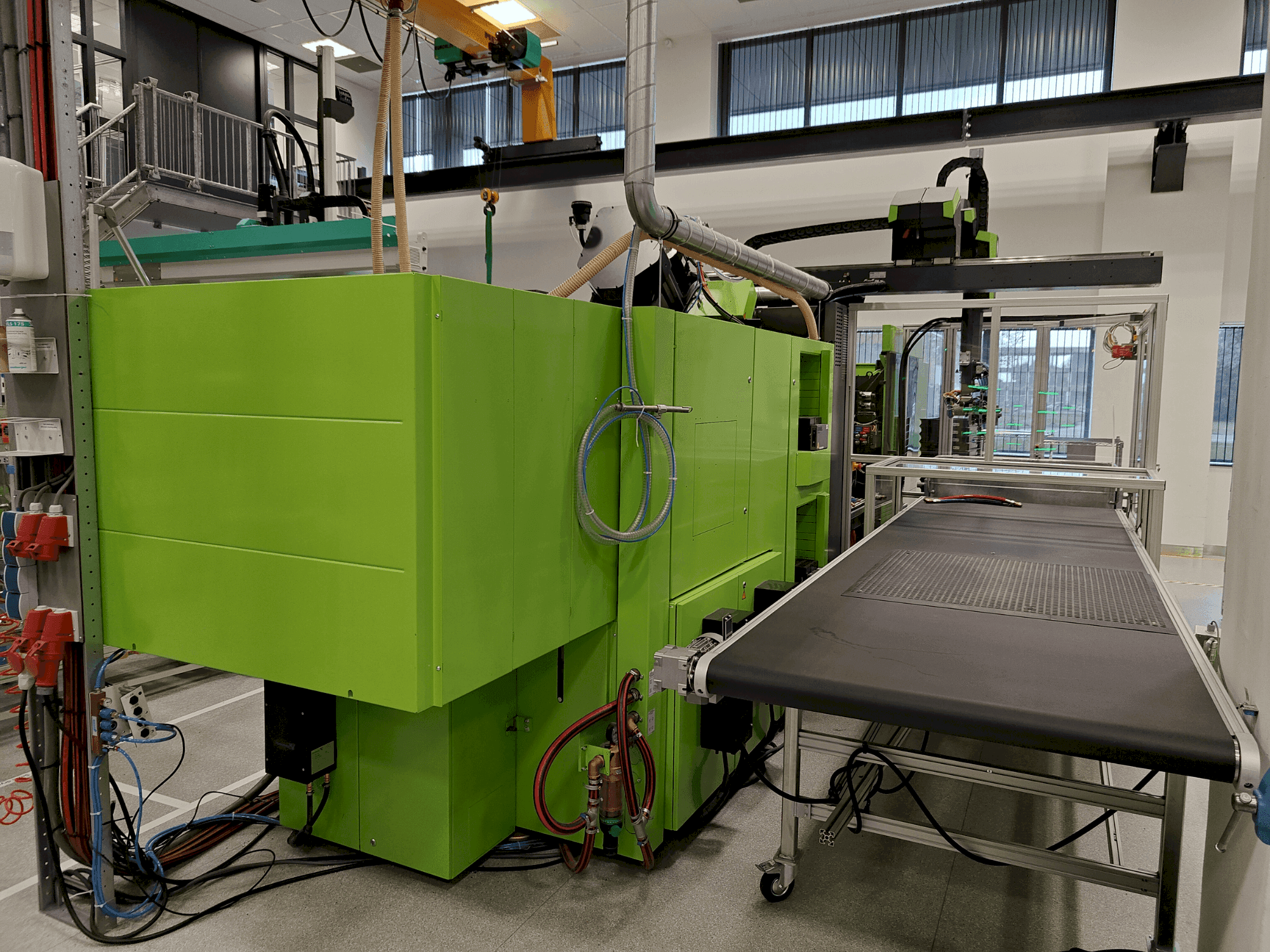 Вид станка Engel e-victory 740H/50W/220 combi + Viper 20  спереди