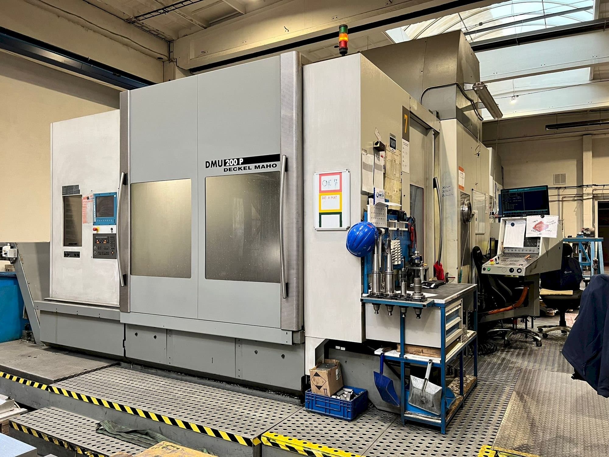 Вид станка DECKEL MAHO DMU 200P  спереди