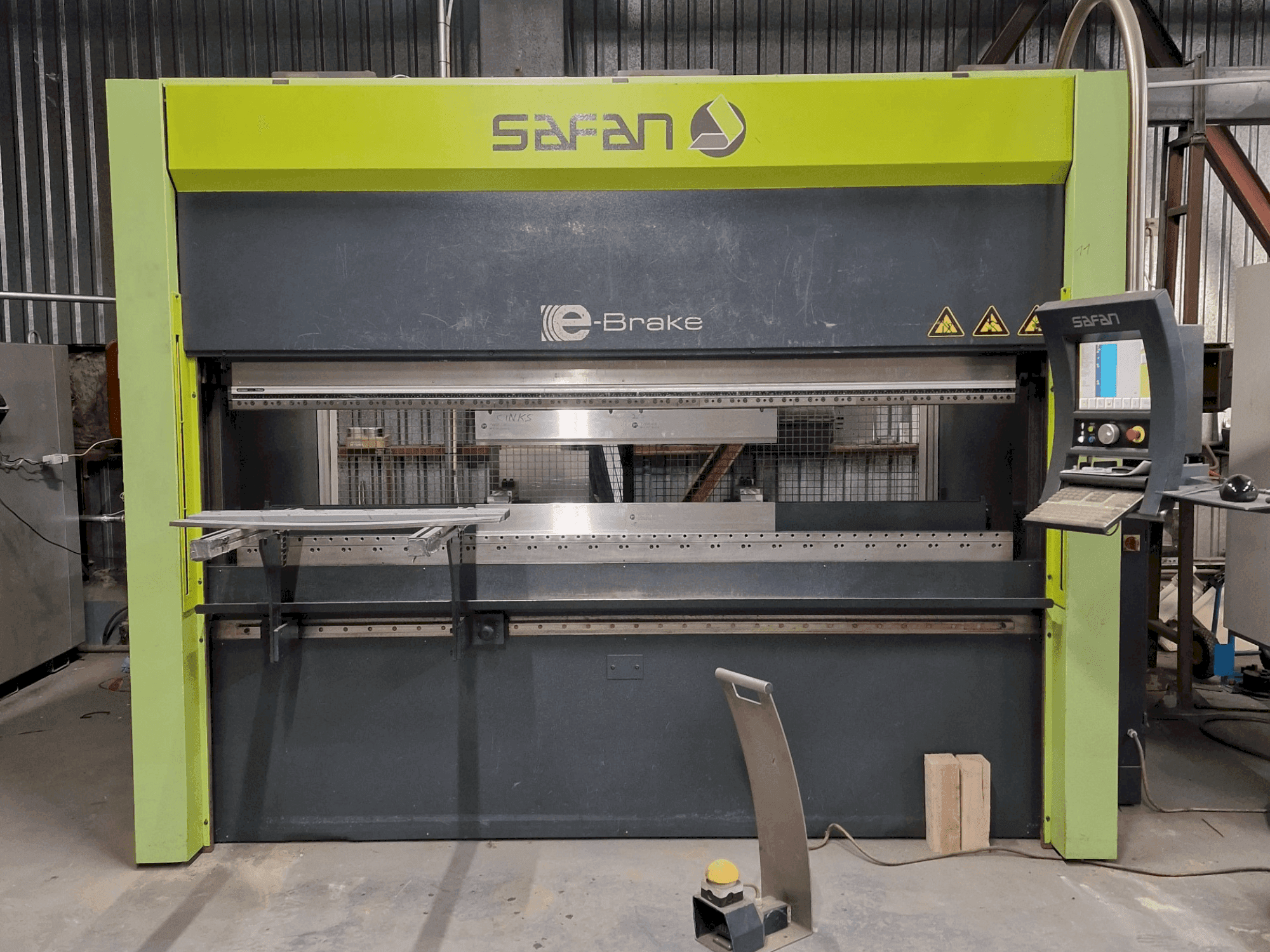 Вид станка Safan E-Brake 80-2550-Ts3 Cnc  спереди