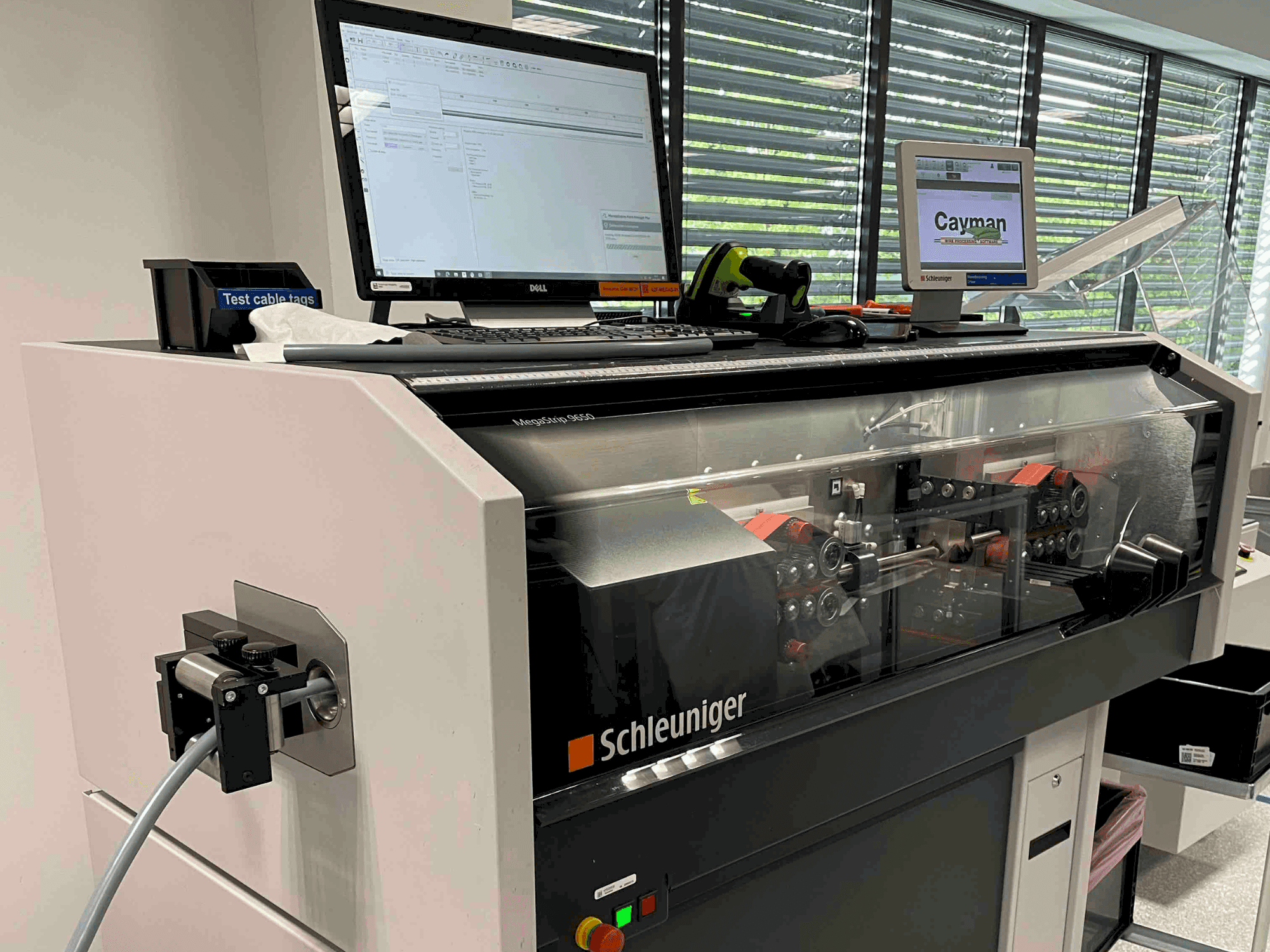 Вид станка Schleuniger MegaStrip 9650  спереди