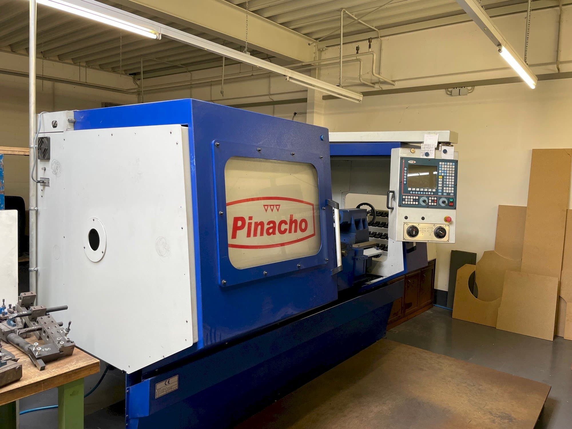 Вид станка Pinacho CNC 260  спереди