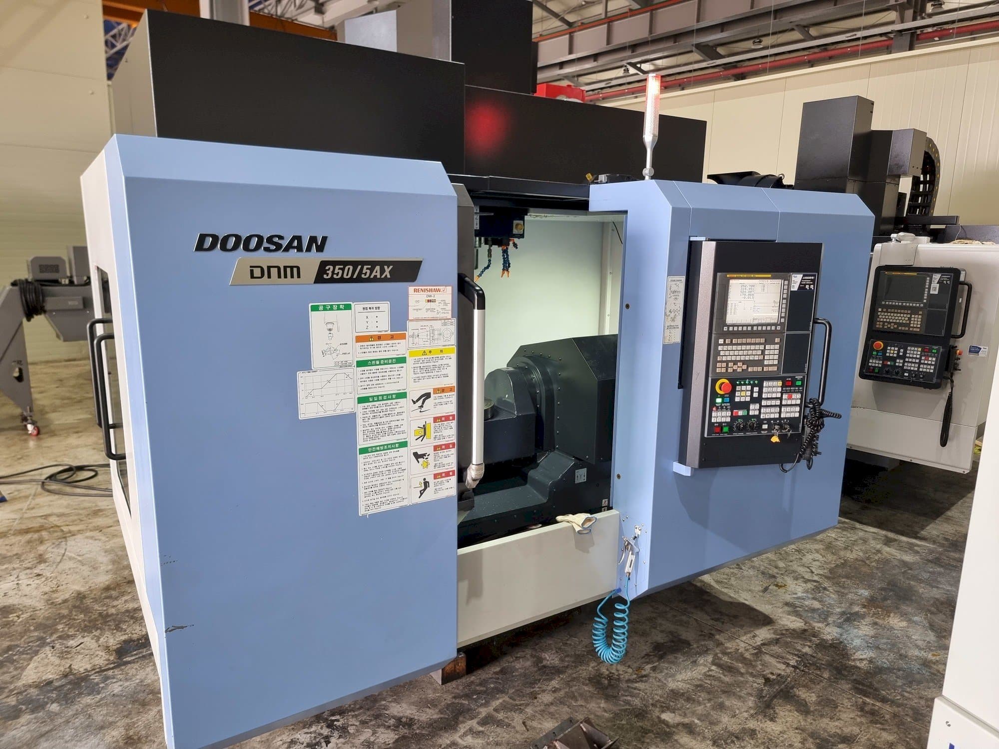 Вид станка Doosan DNM350/5AX  спереди