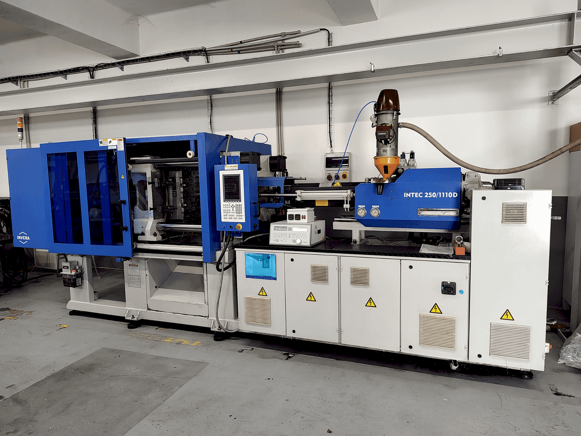 Вид станка INVERA Intec 250/1110  спереди
