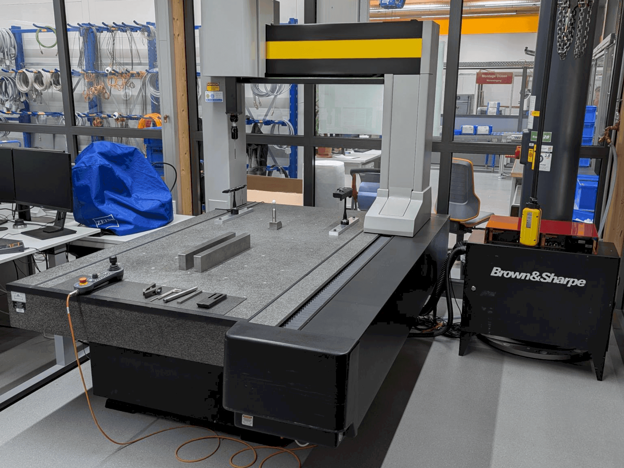 Вид станка BROWN & SHARPE Chameleon  спереди