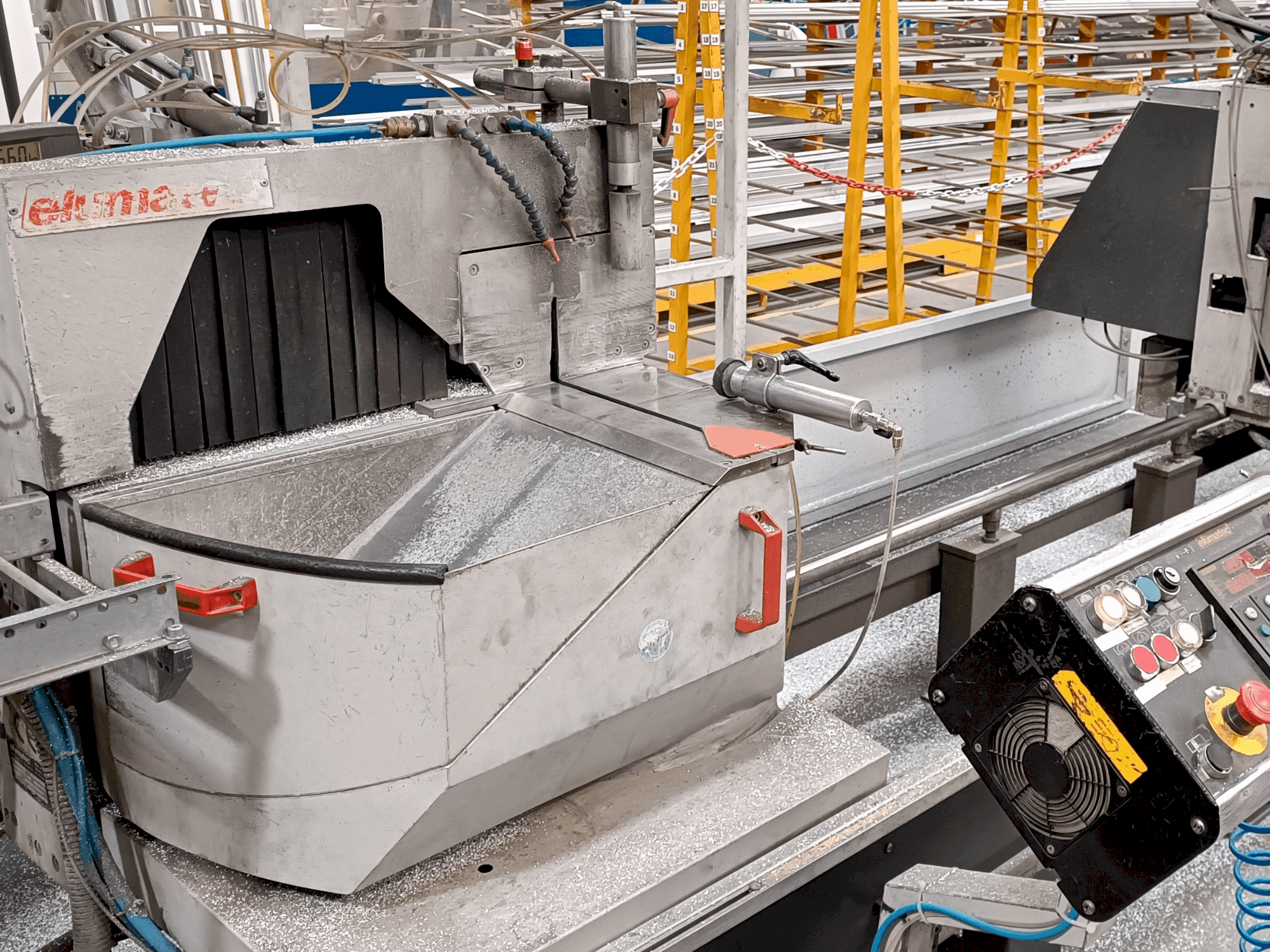 Вид станка Elumatec DG 104/02 E255  спереди