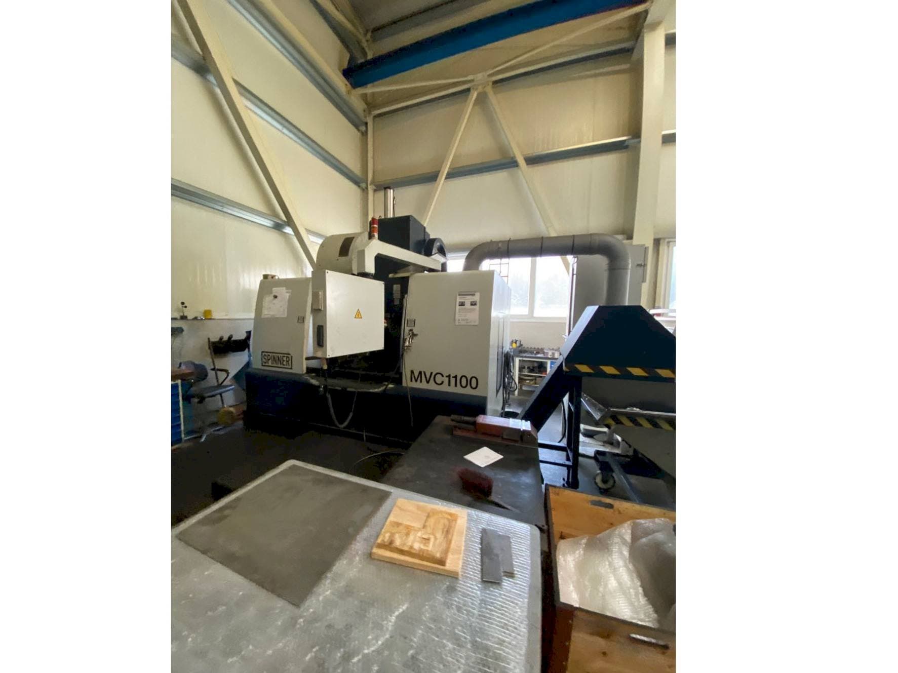 Вид станка SPINNER MVC 1100 B  спереди