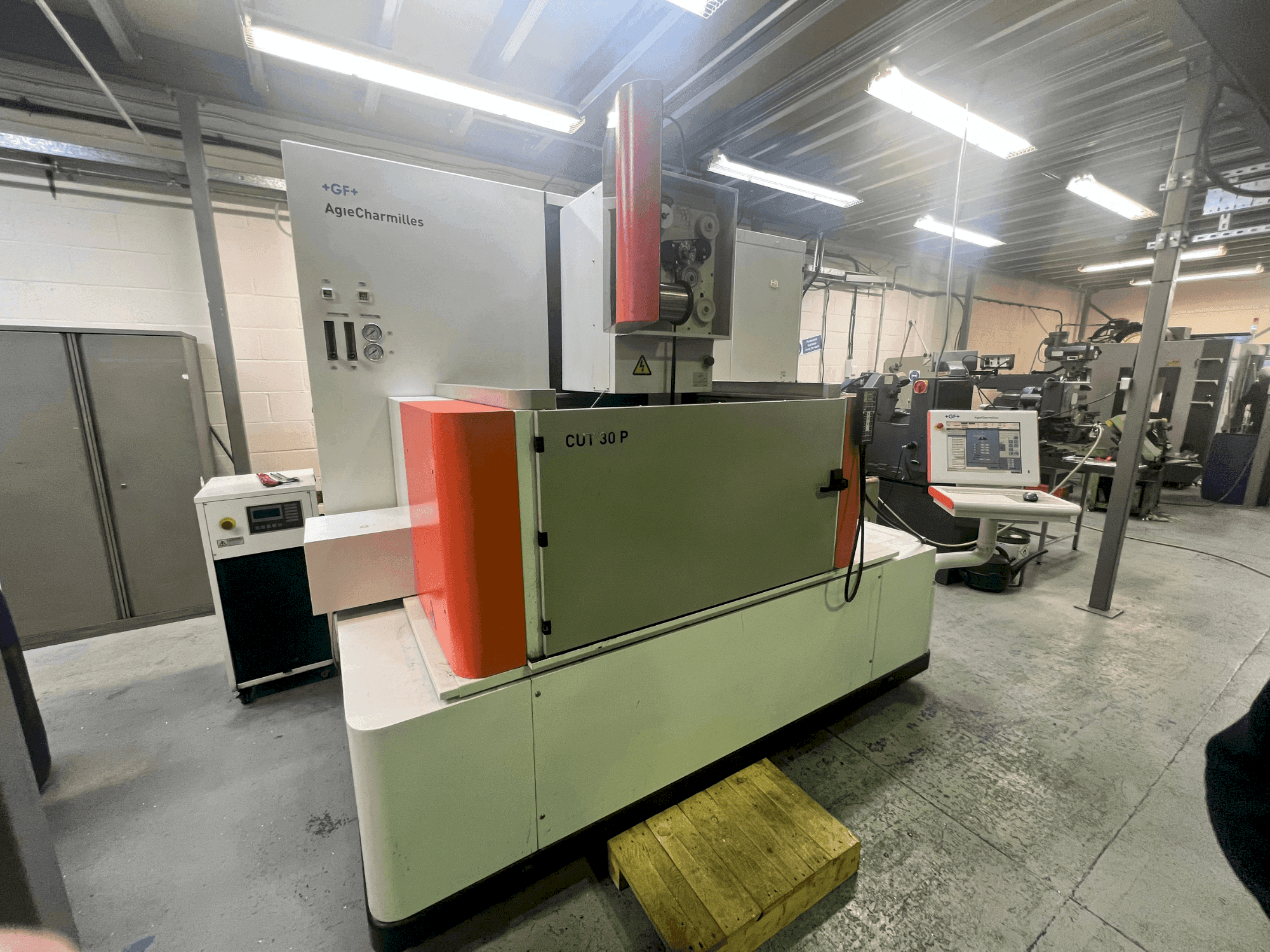 Вид станка AgieCharmilles CUT 30P  спереди