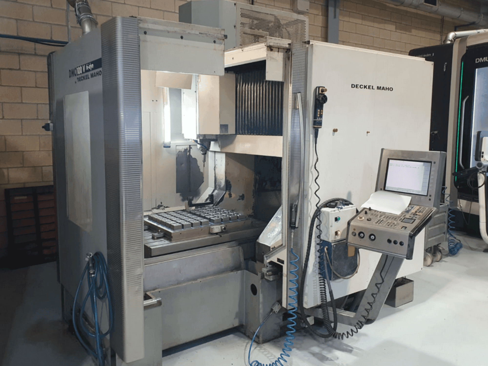 Вид станка DECKEL MAHO DMC 100V hi-dyn  спереди