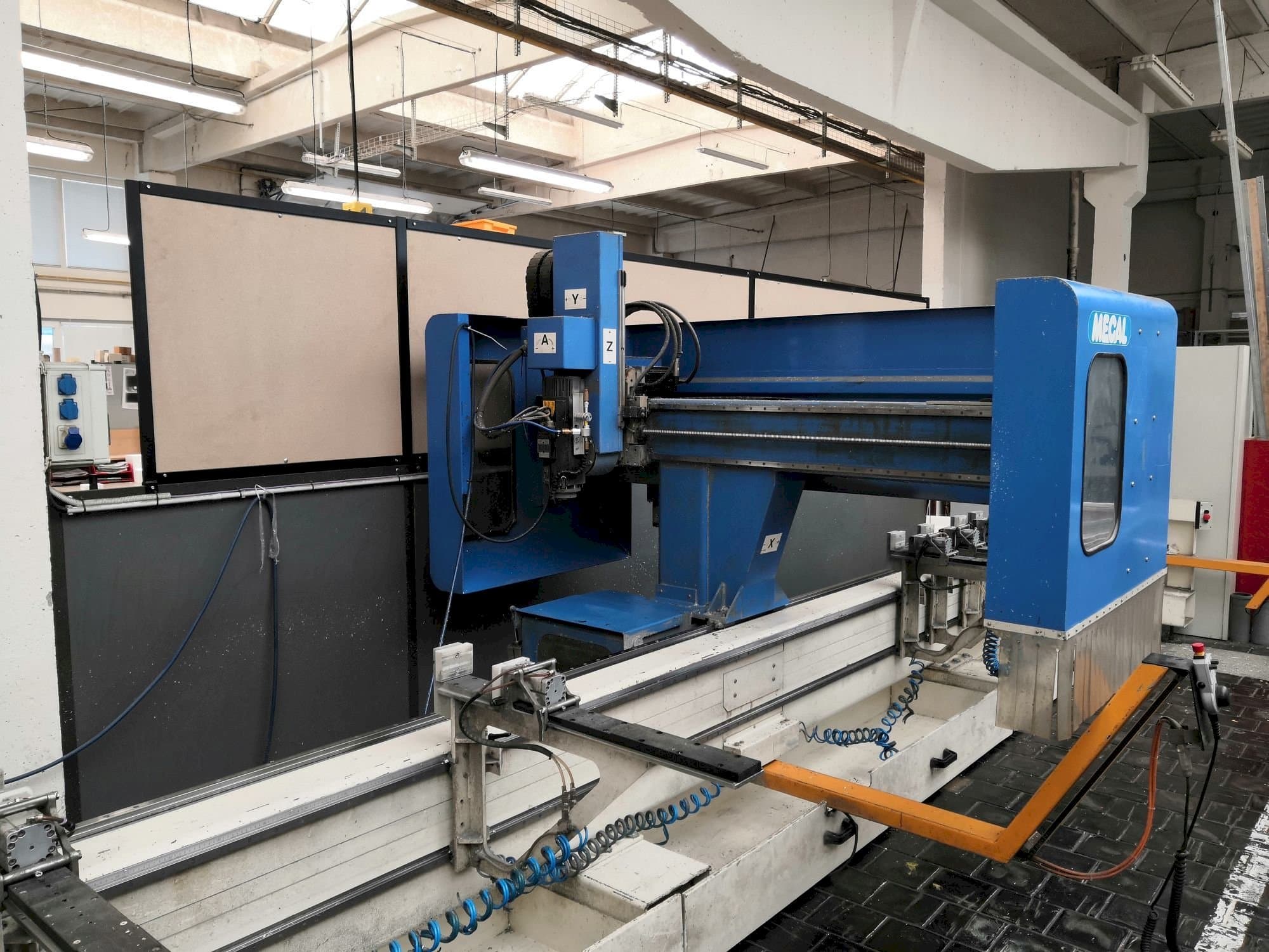 Вид станка MECAL MC 304 Pioneer 3  спереди