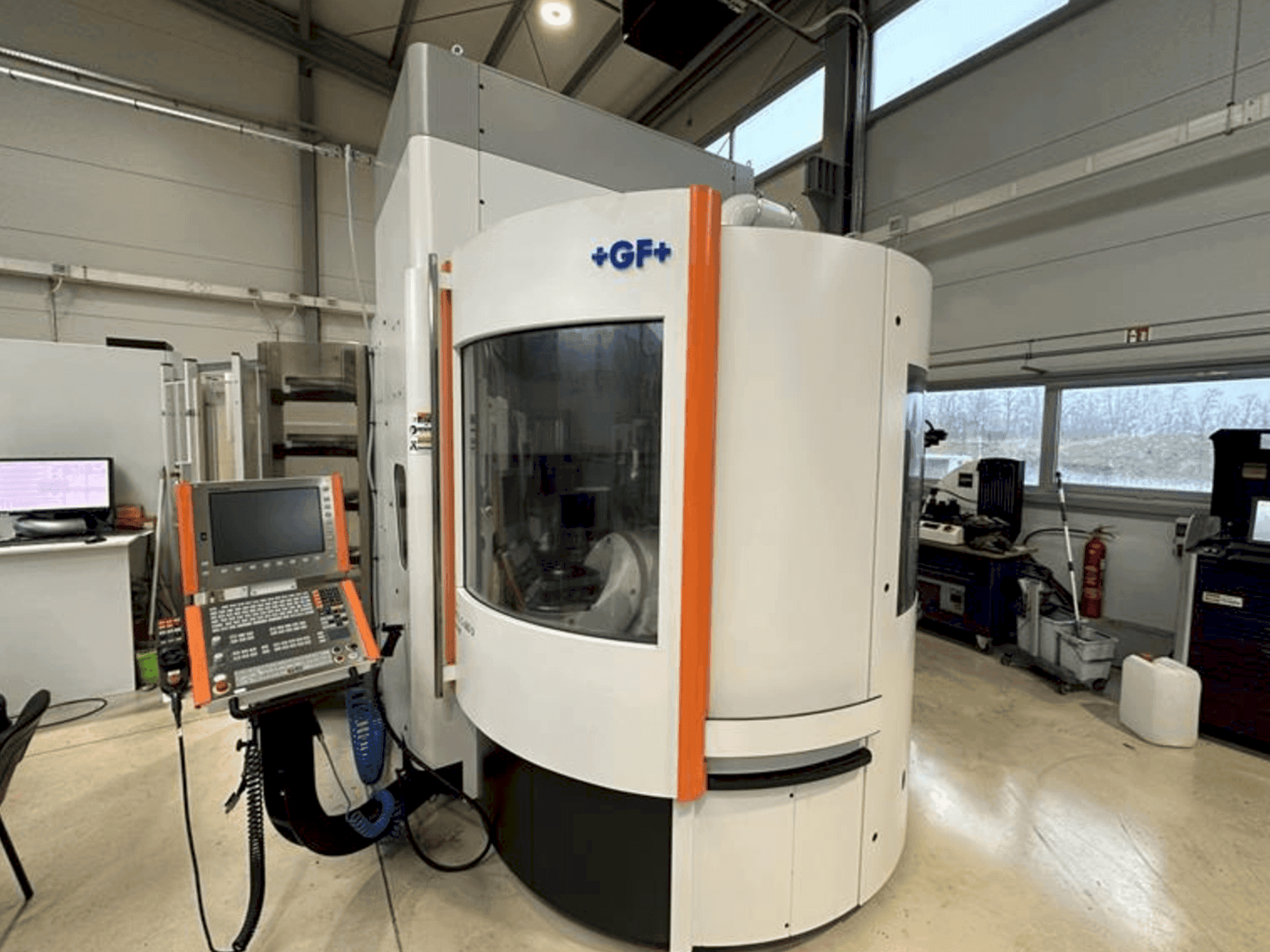 Вид станка MIKRON Mill S 600 U  спереди