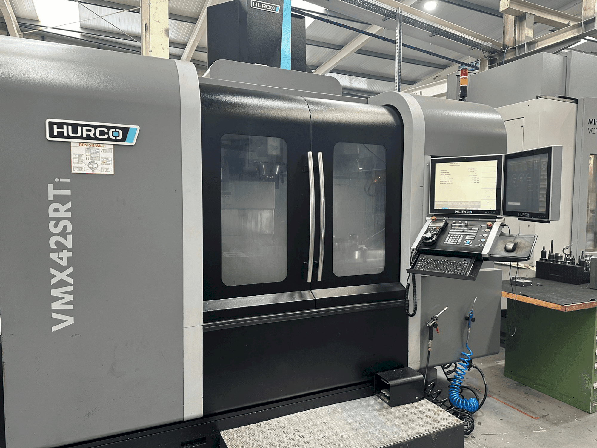 Вид станка Hurco VMX 42 SRTi  спереди