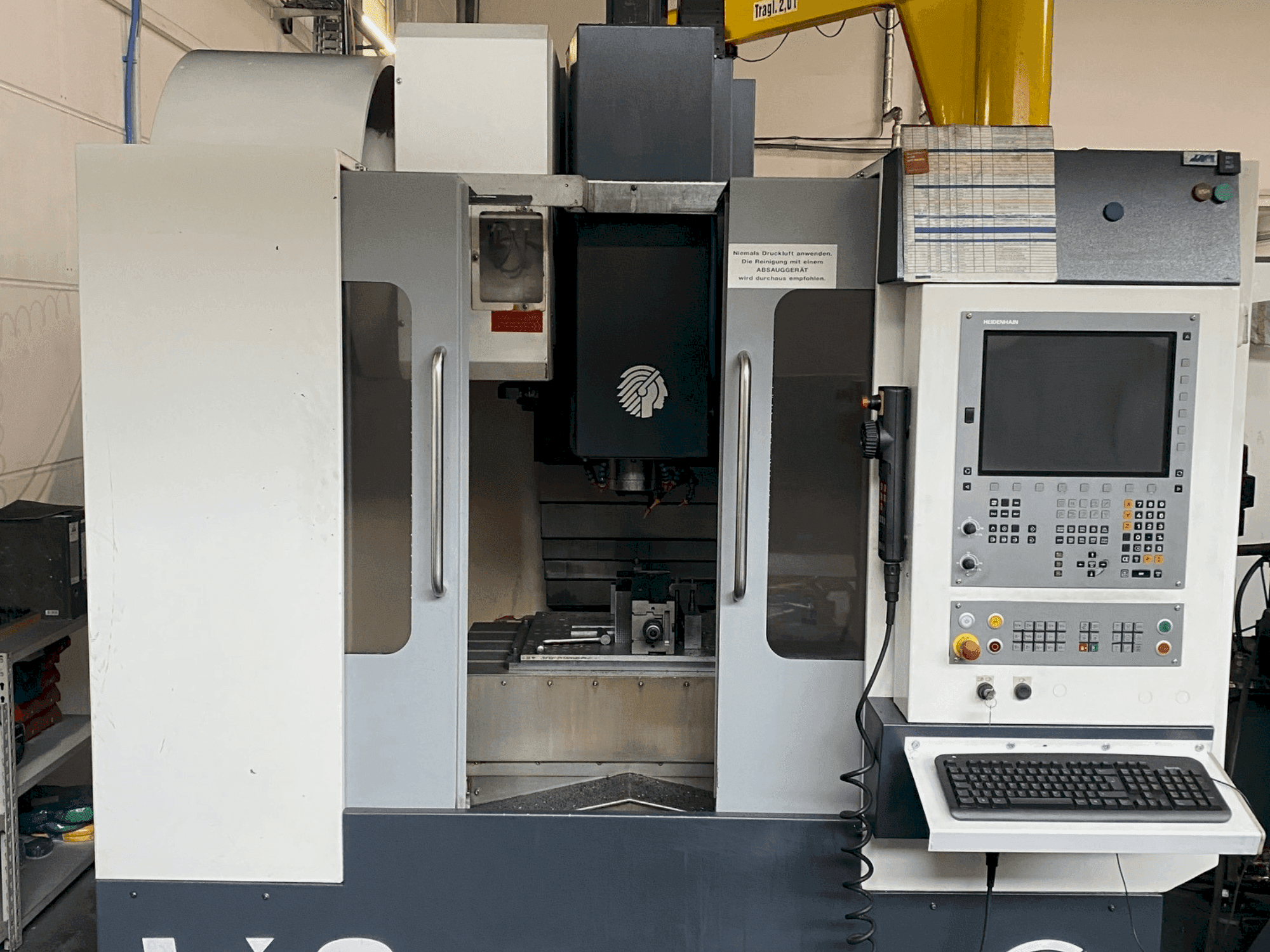 Вид станка Huron VX8  спереди