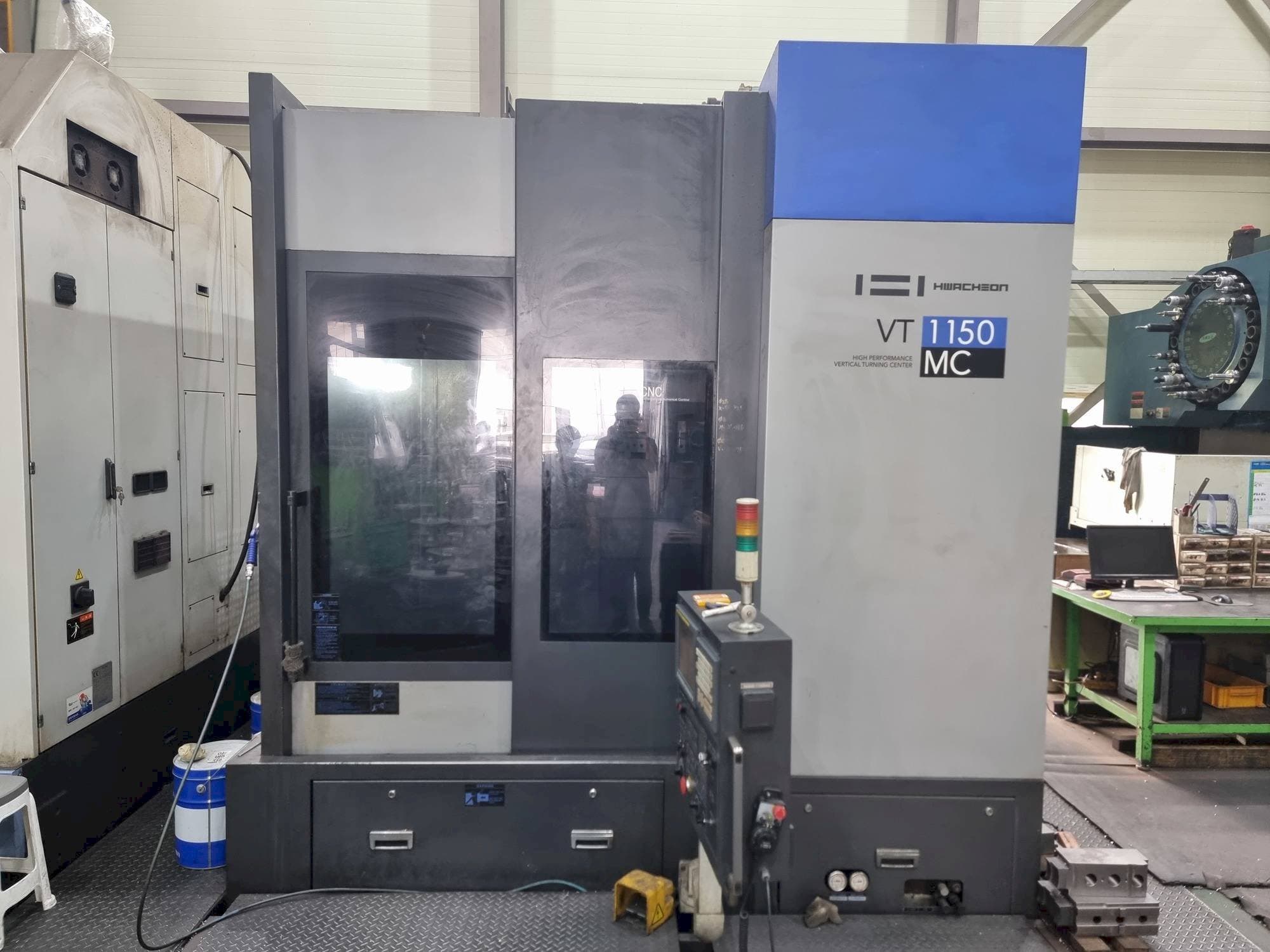 Вид станка HWACHEON VT1150MC  спереди