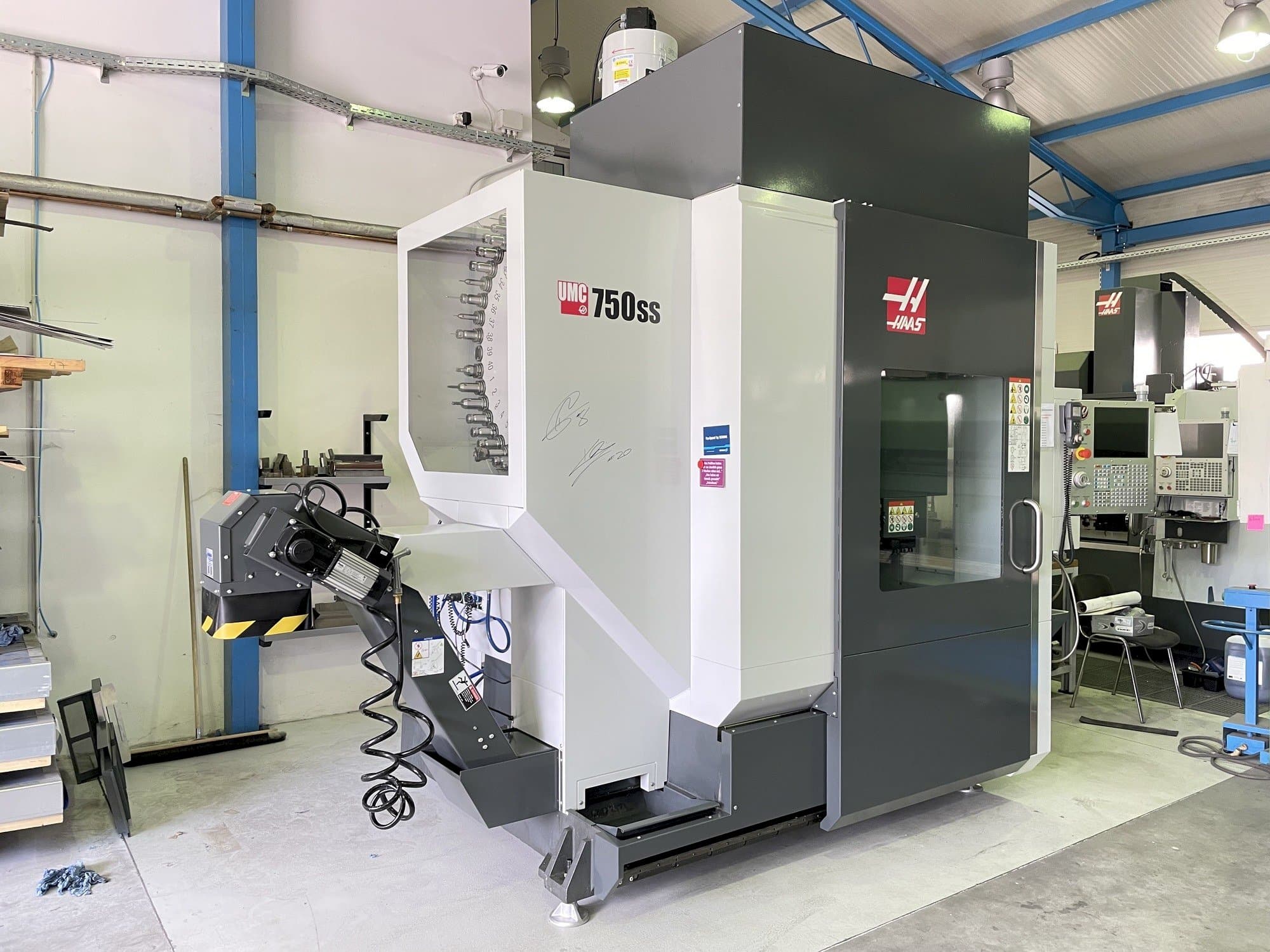 Вид станка HAAS UMC 750 SS  спереди