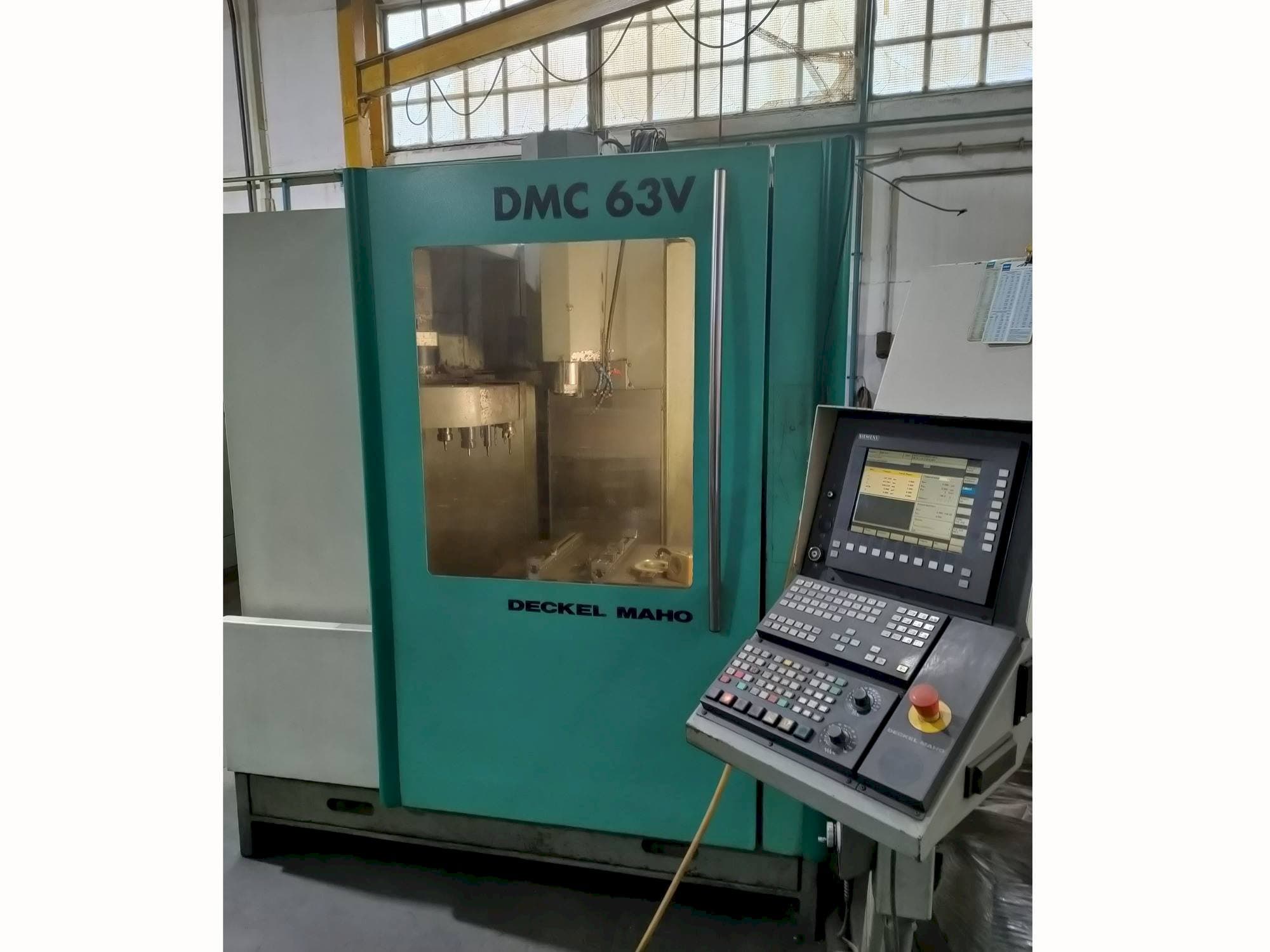Вид станка DECKEL MAHO DMC 63V  спереди