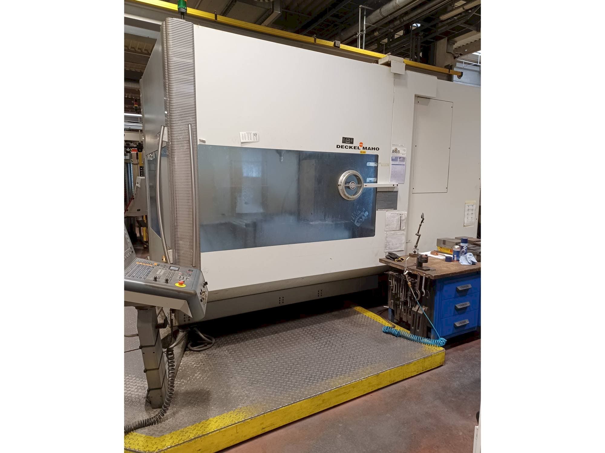 Вид станка DECKEL MAHO DMU 125 T hi-dyn  спереди