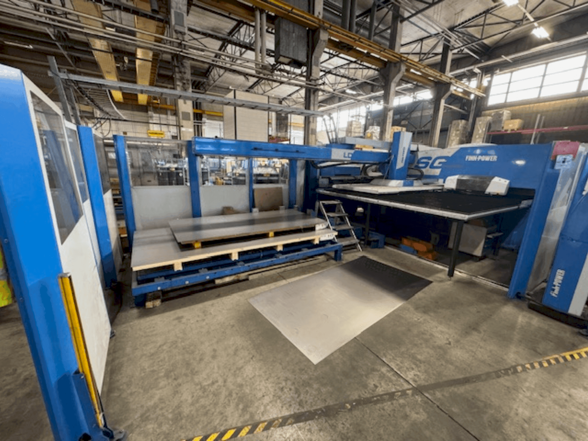 Вид станка Finn-Power SG-6  спереди