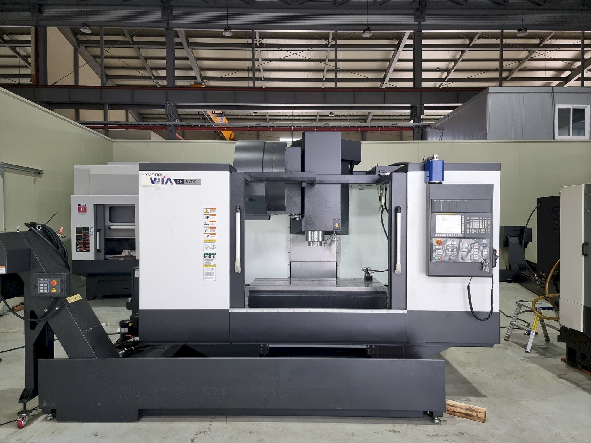 Вид станка Hyundai Wia KF 6700  спереди