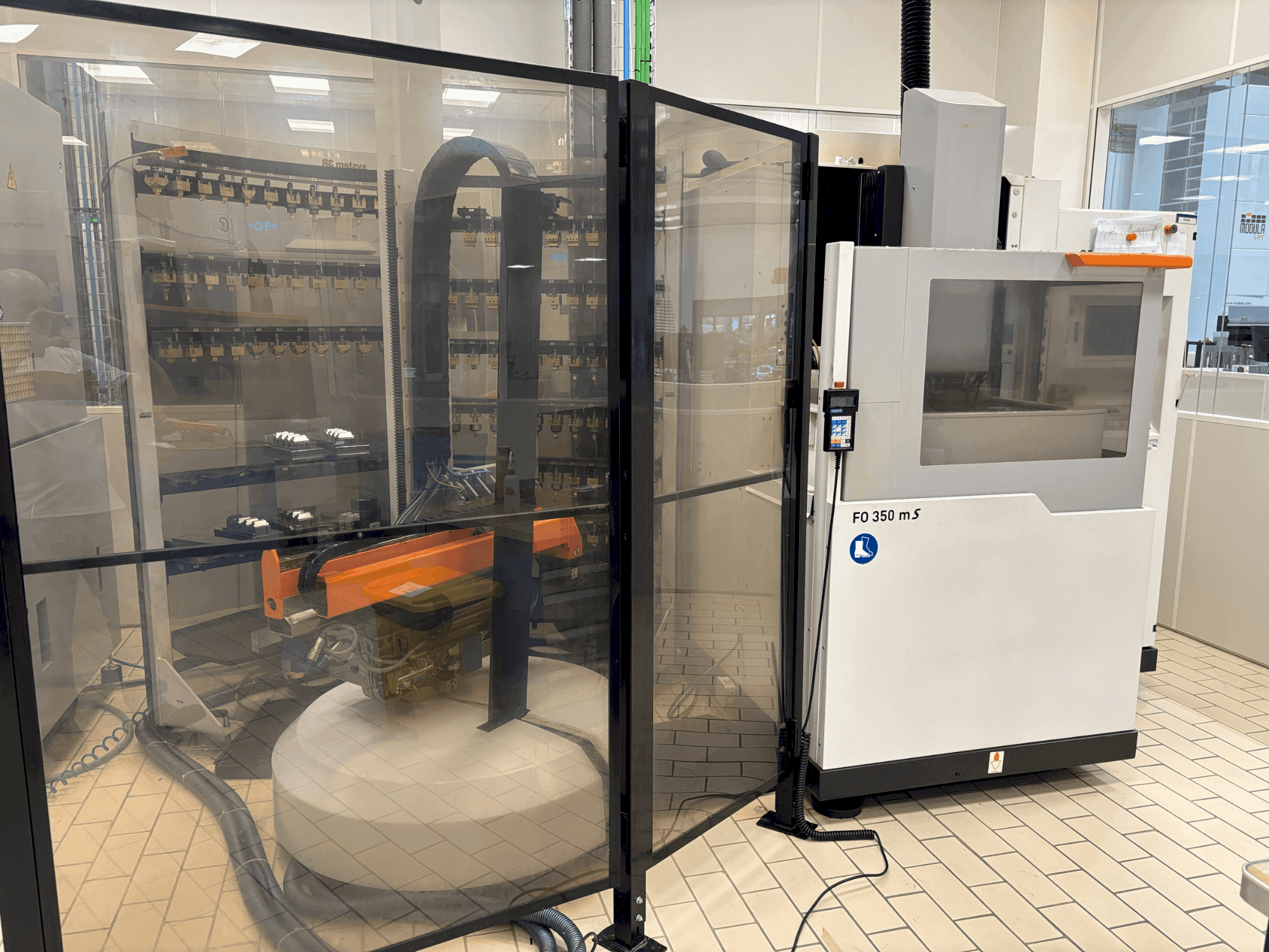 Вид станка CHARMILLES ROBOFORM 350  спереди