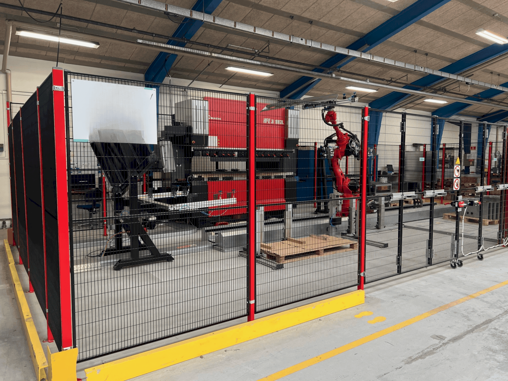 Вид станка AMADA HFE3i 1003 8 axes L  спереди