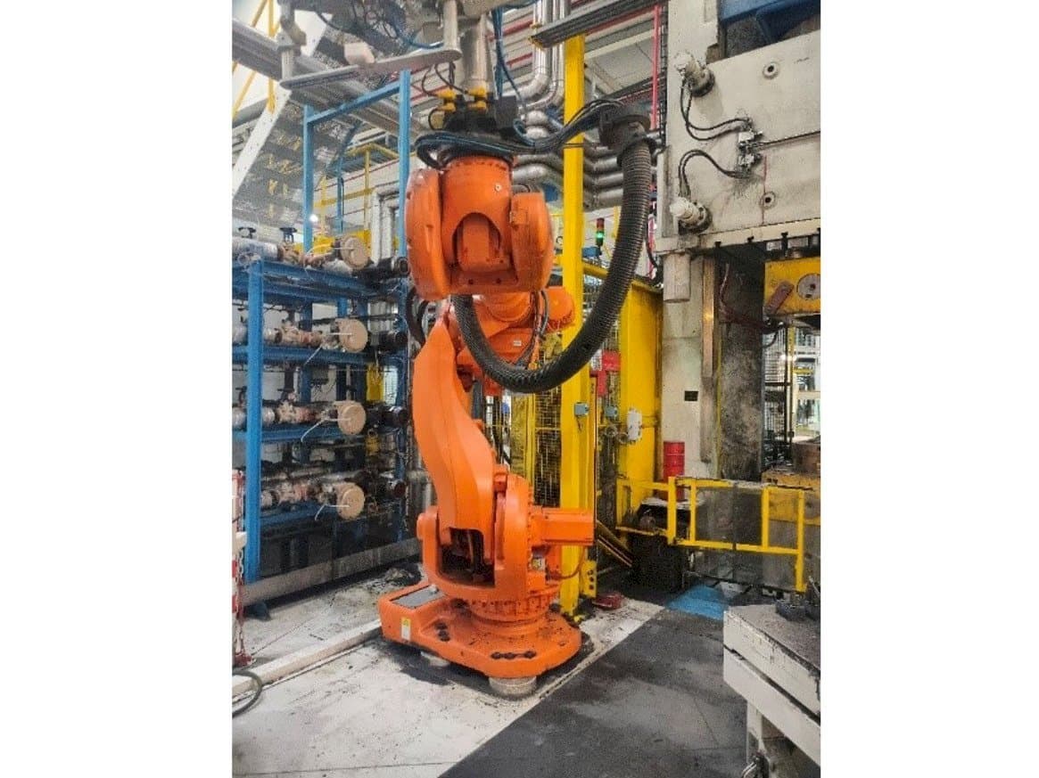 Вид станка ABB IRC5 M2004  спереди