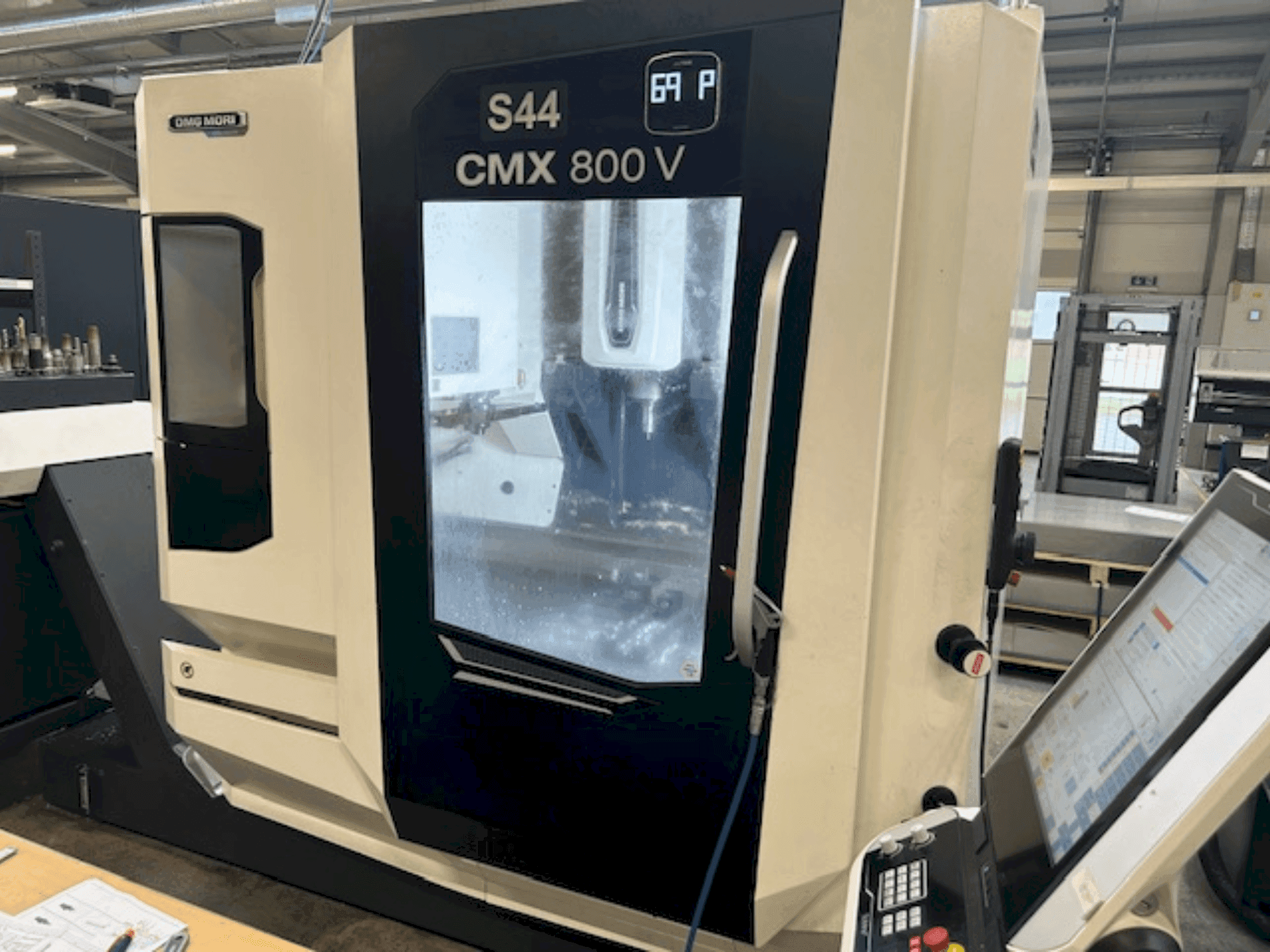 Вид станка DMG MORI CMX 800 V  спереди