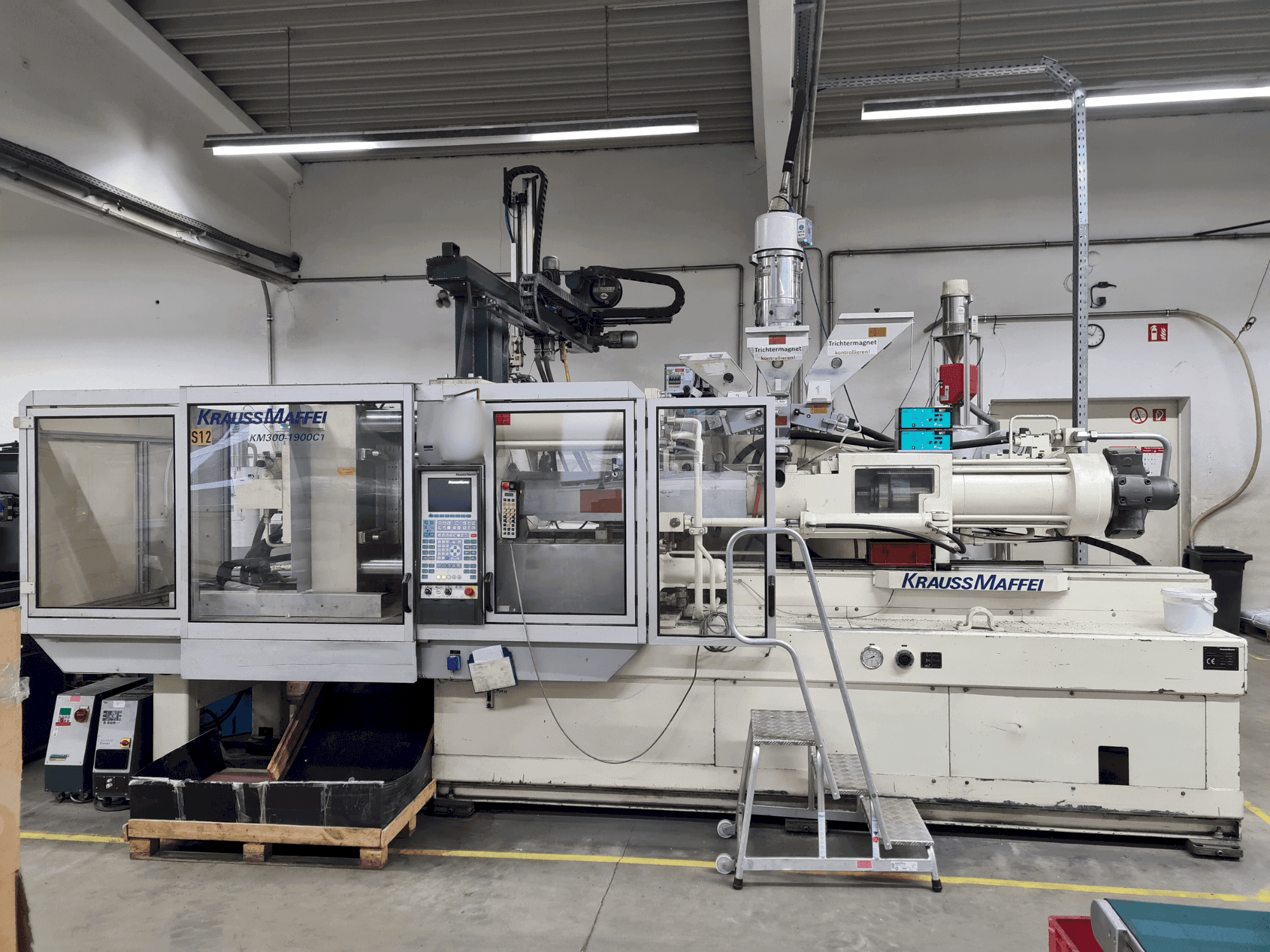 Вид станка Krauss Maffei 300-1900 C1  спереди