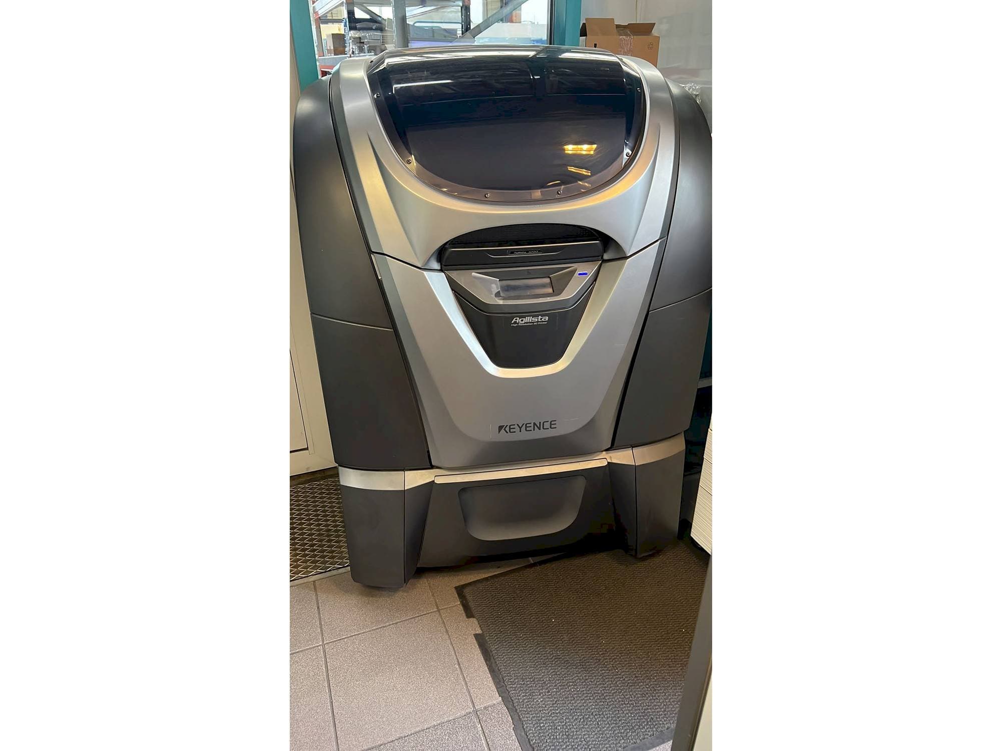 Вид станка KEYENCE Agilista 3200  спереди