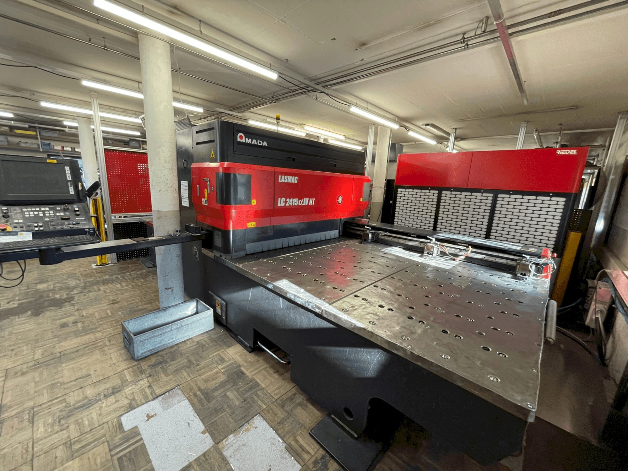 Вид станка AMADA LC 2415 α-IV NT  спереди