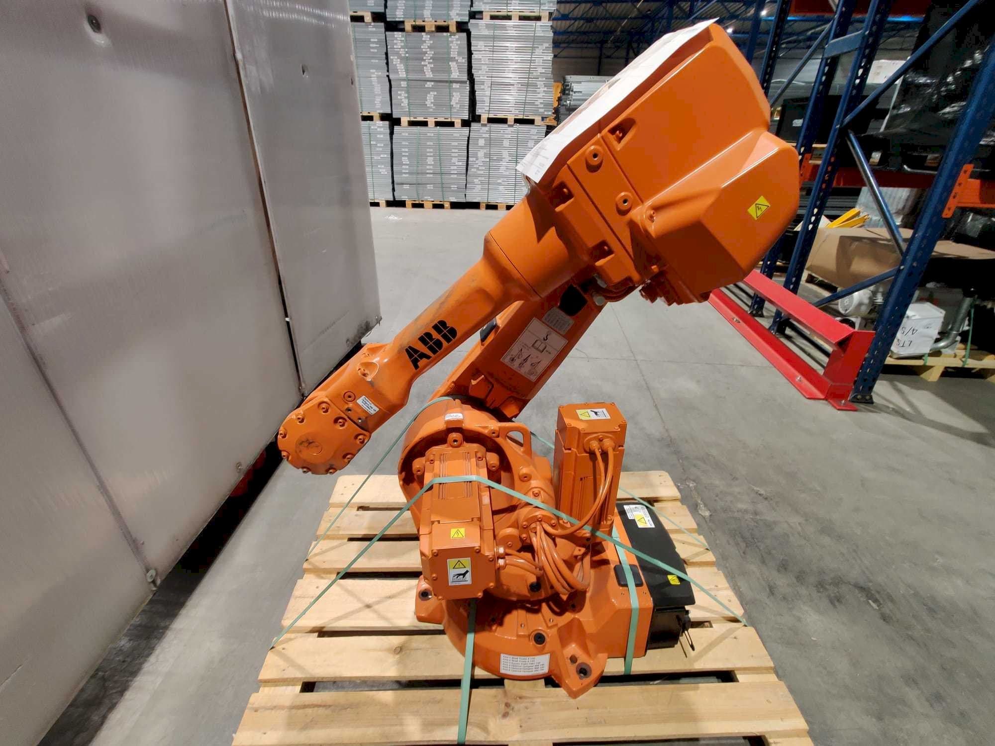 Вид станка ABB IRB 2600 M2004  спереди