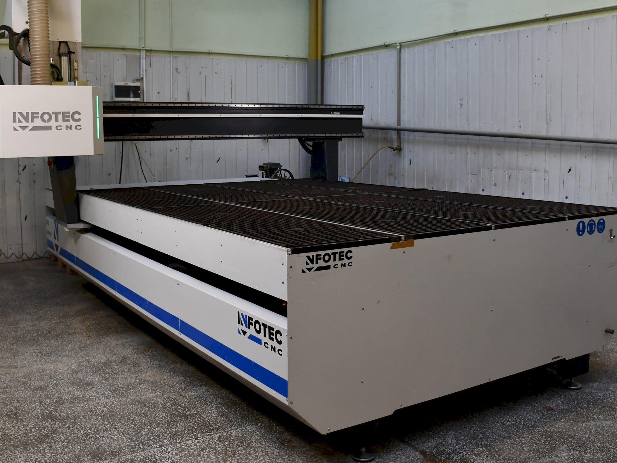 Вид станка INFOTEC 3121 E  спереди