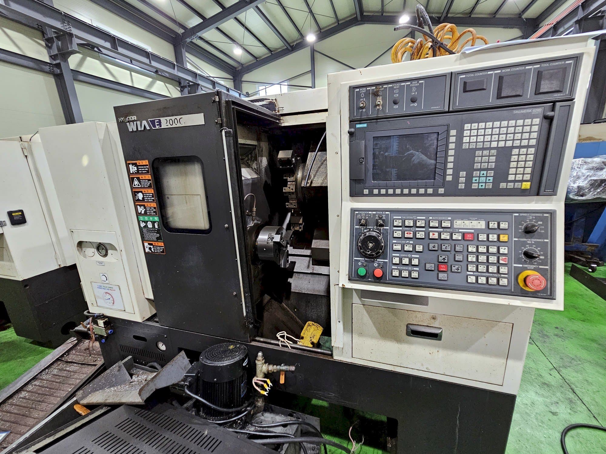 Вид станка Hyundai Wia E200C  спереди