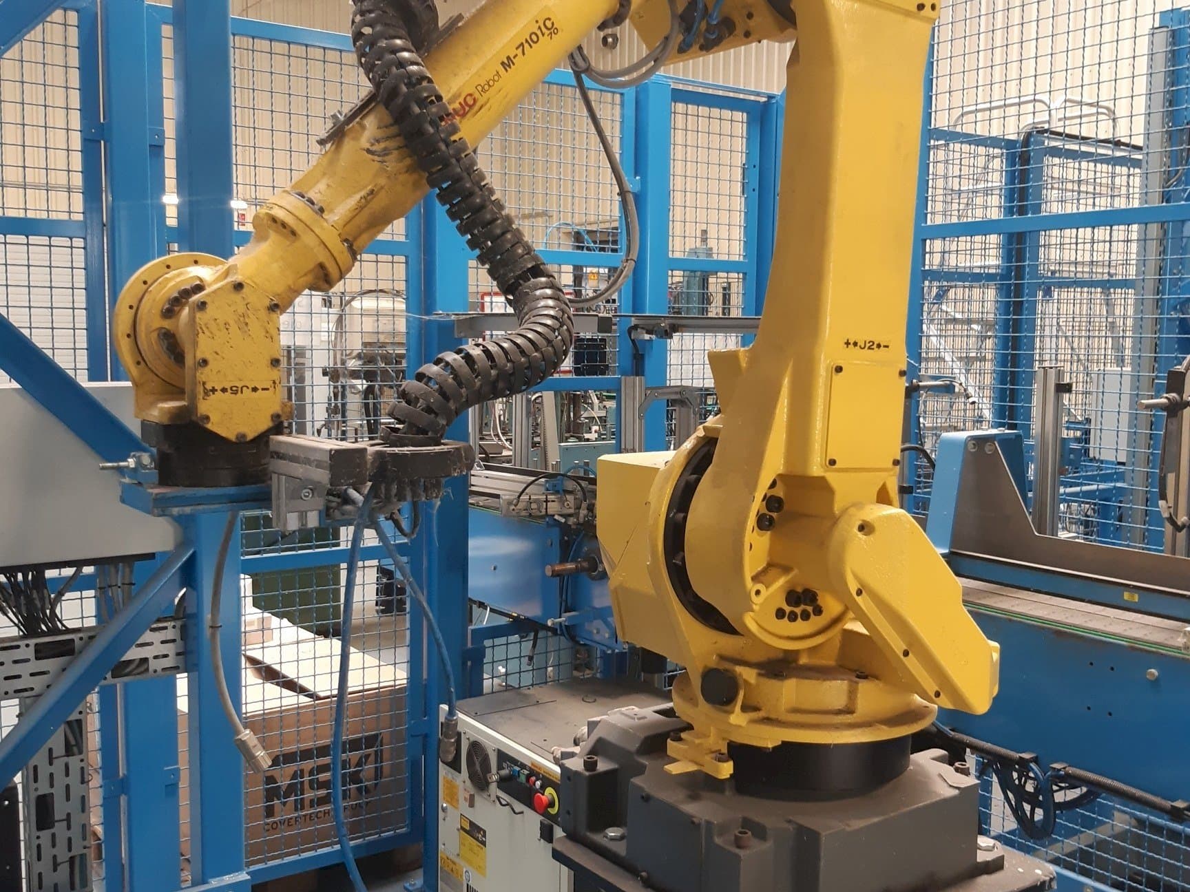 Вид станка FANUC M-710iC (2015)  спереди