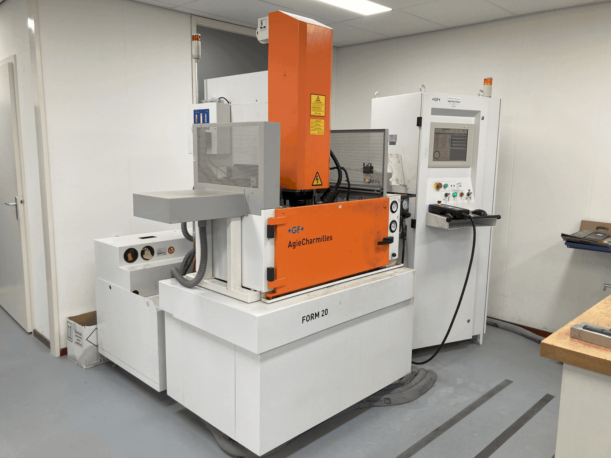 Вид станка AgieCharmilles CABINET FORM20  спереди