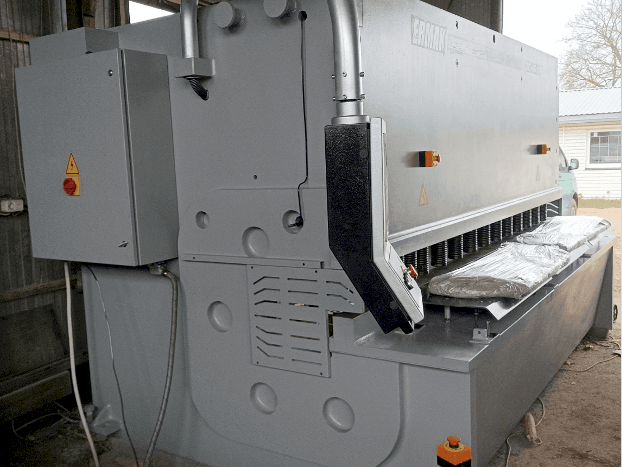 Вид станка ERMAKSAN HVR 3100-16  спереди