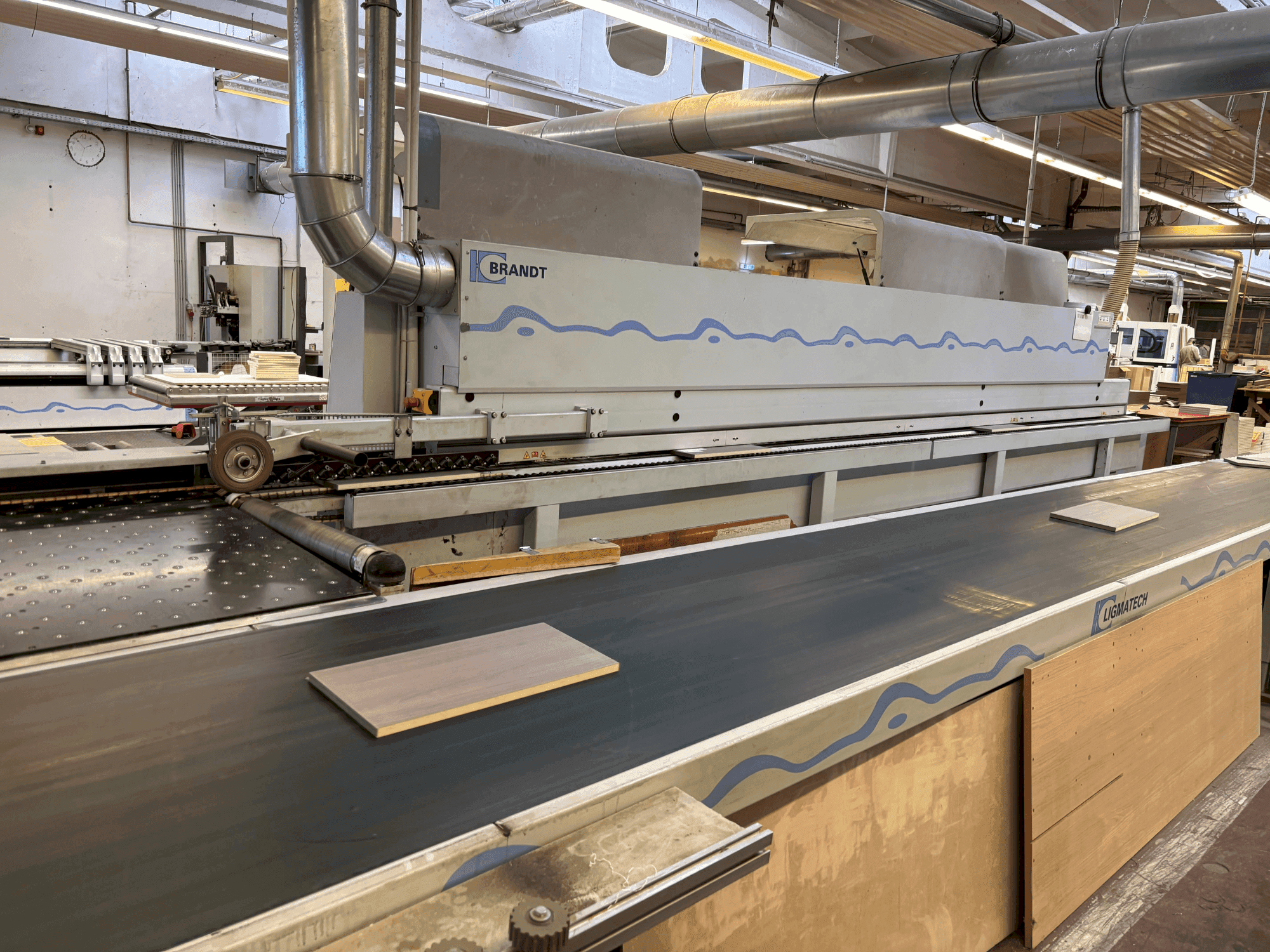 Вид станка BRANDT KDF 680  спереди