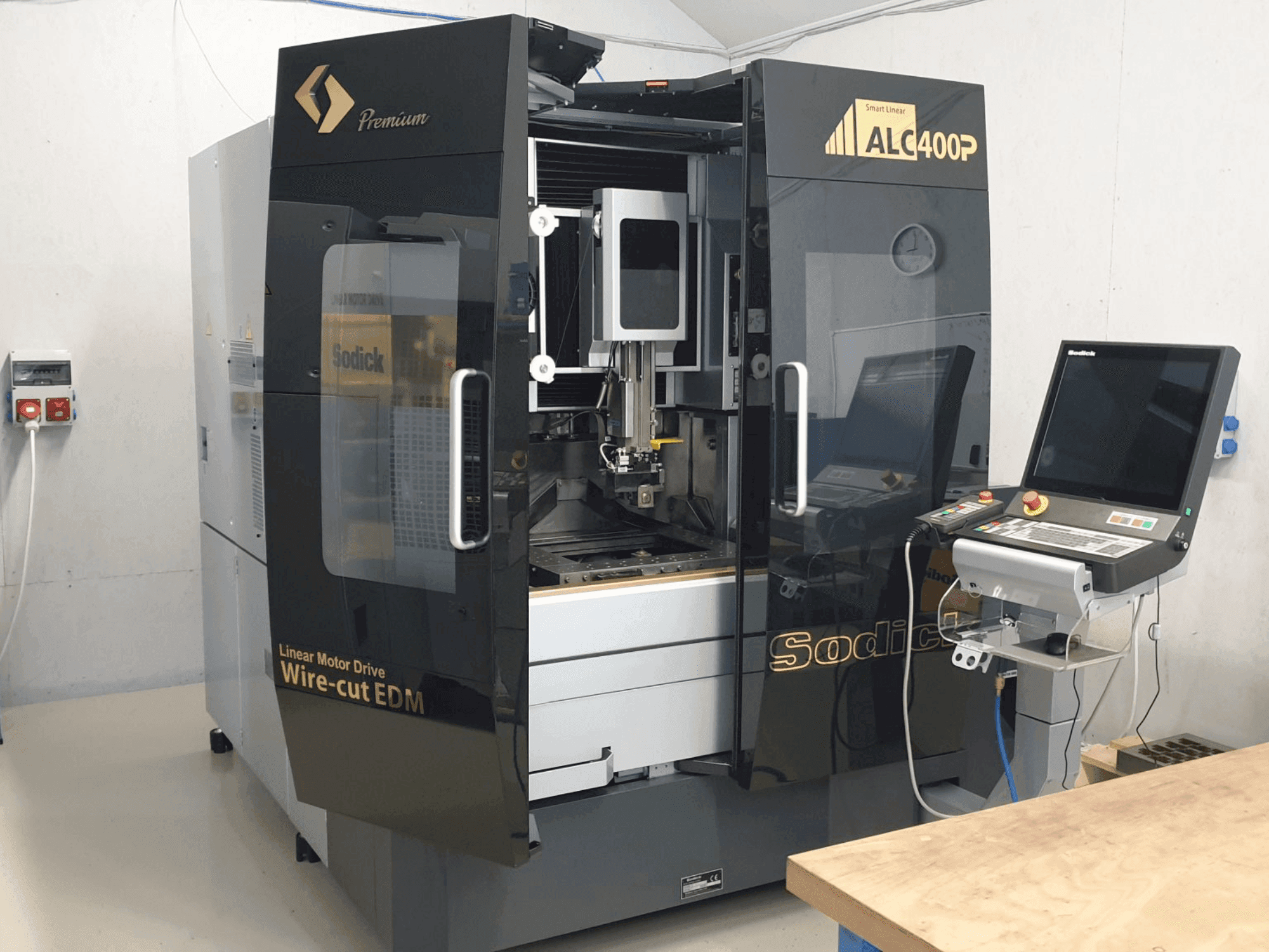 Вид станка Sodick SODICK ALC400P  спереди