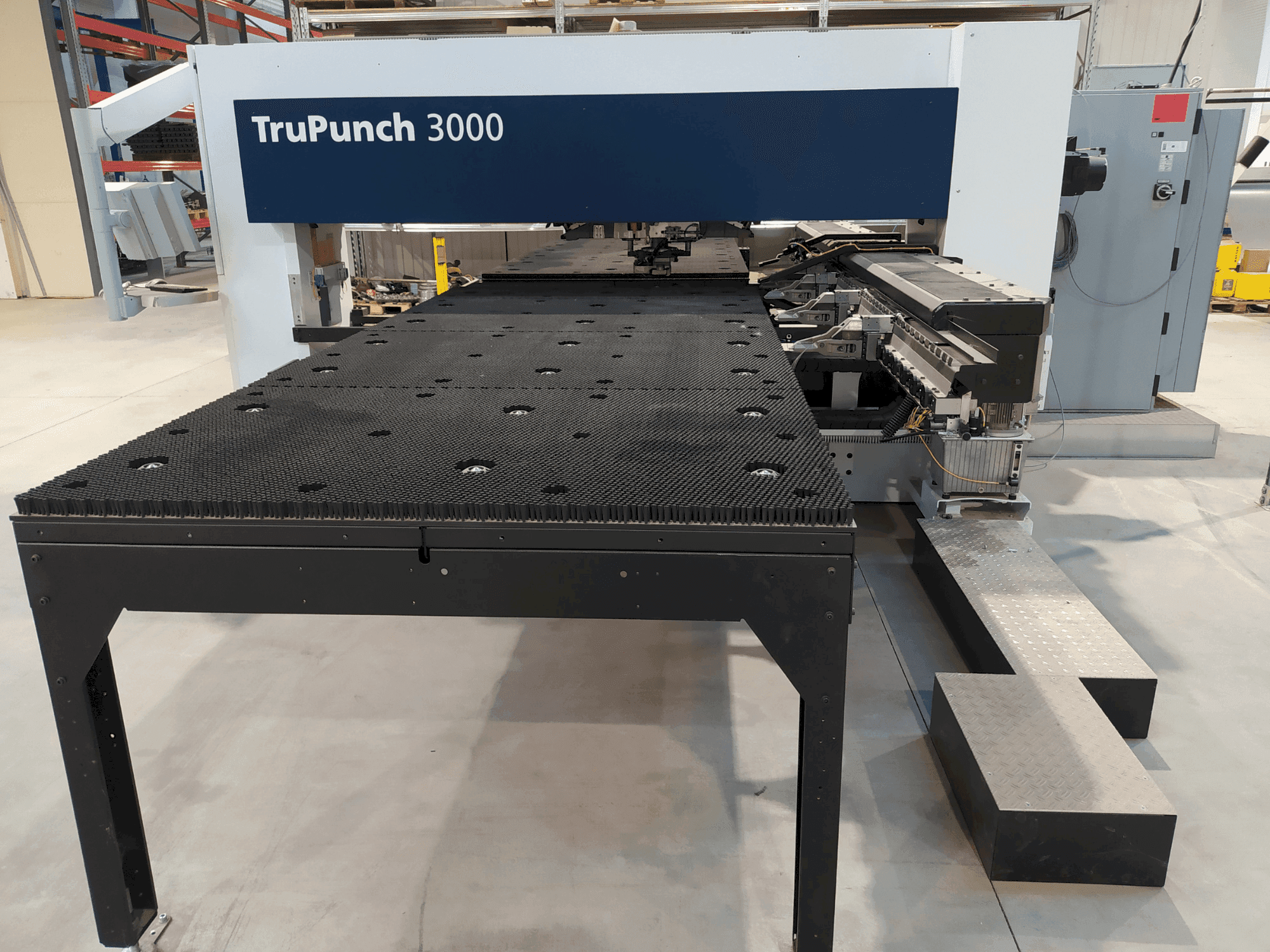 Вид станка TRUMPF TruPunch 3000  спереди